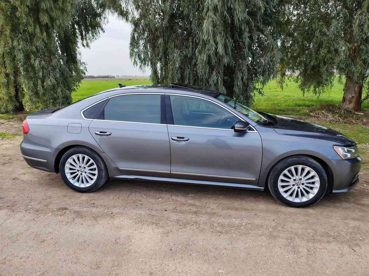 فولكس فاجن باسات موديل 2016
المواصفات : SE 
الممشى: 100mi قابلة للزيادة
لون : نفطي 
رقم سيارة : سليمانية انكليزي
بيها بطاقة بانزين 
المحرك: 4 سلندر (تيربو) المرغوب اقتصادي وقوي حجم 1.8
الضرر: بونيد وجاملغ سكن امامي تجاري ورصعات خفيفه جدا  
حالة الكير والمكينة : حالة الوكالة شرط الفحص
المواصفات:
فول ما عده البصمة 
سقف سلايد 
داخل ملكي 
كشن كهربائي 
كشنات تدفئه
كشنات جلد (اسود)
رادار امامي وخلفي 
كامرة خلفيه 
شاشة لمس أندرويد + AUX 
ويل كروم حجم 17 
تحكمات استيرن جهتين فول
مثبت سرعة 
وتحكم سرعة 
الأوامر الصوتية 
تحكم في الصوت 
كير اتوماتيك وعادي
مرايا جانبية كهربائية
اشاير بلمري
خاصية ميلان للمري
خاصية تدفئة المرايا الجانبية 
زر الطوارئ (SOS) 
فتحات تكييف خلفية
منفذ USB
قفل الأبواب المركزي
فرامل ABS + نظام ثبات إلكتروني ESP
وسائد هوائية أمامية وجانبية
تكييف ممتاز جدا حار/بارد
تحكم فتح واغلاق الجامات وفتح واغلاق  السلايد عن طريق الريموت
مصابيح الضباب
زر التحكم في شدة الإضاءة
مصابيح أمامية ناصي وعالي زنون  عدسات ب 200 دولار شديتها  
وبعد بيها هواي مواصفات معروفة 
 شرط التحويل والوكالة
 موقع السيارة: ( كركوك )
السعر : 140 وبي مجال بسيط
للتواصل: ***********
