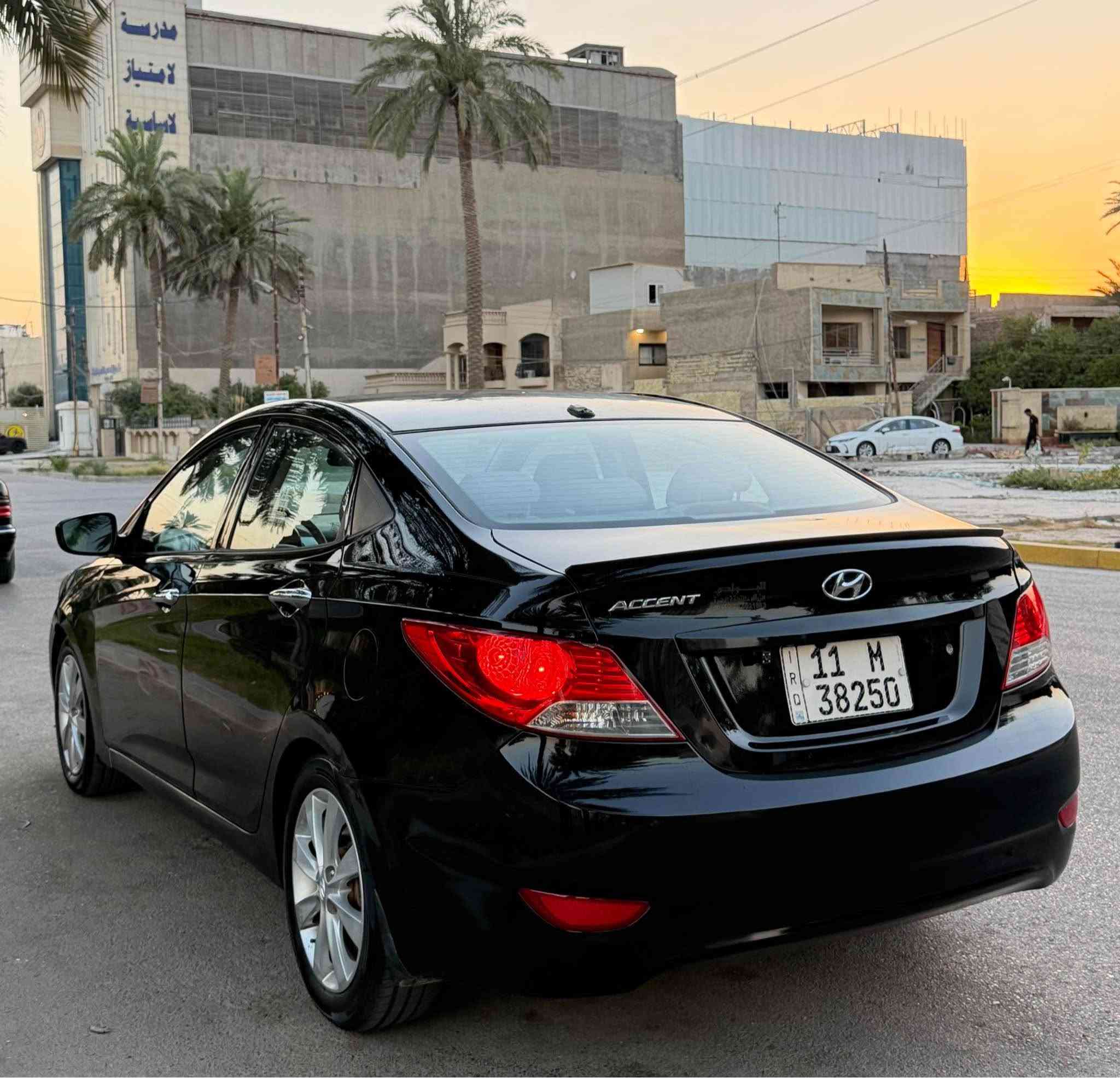 السلام عليكم للبيع هونداي اكسنت 2013 وارد امريكي حادث جاملغ و بنيد بدون اي دواخل صبغ ثلاث قطع مواصفات ( محرك 1.6+ كير 6 نمر - خمس تجاوي - نضام ايكو - تحكمات ستيرن + كروس سرعة - يدات نيكل -شاشة جبيرة - ويل كب جبير - 4 دسك - مانع انزلاق ) وباقي المواصفات المعروفة 

محرك وكير وصدر وتبريد كله جاهز تخم تاير ودسكات و باتري كلهن جدد جاهزة مابيه نقص 

رقم بغداد ب اسمي سنوية وهزة وارقام كلهن جدد 

السعر 81 ورقة وبيه مجال 

للاتصال *********** بغداد, العراق
