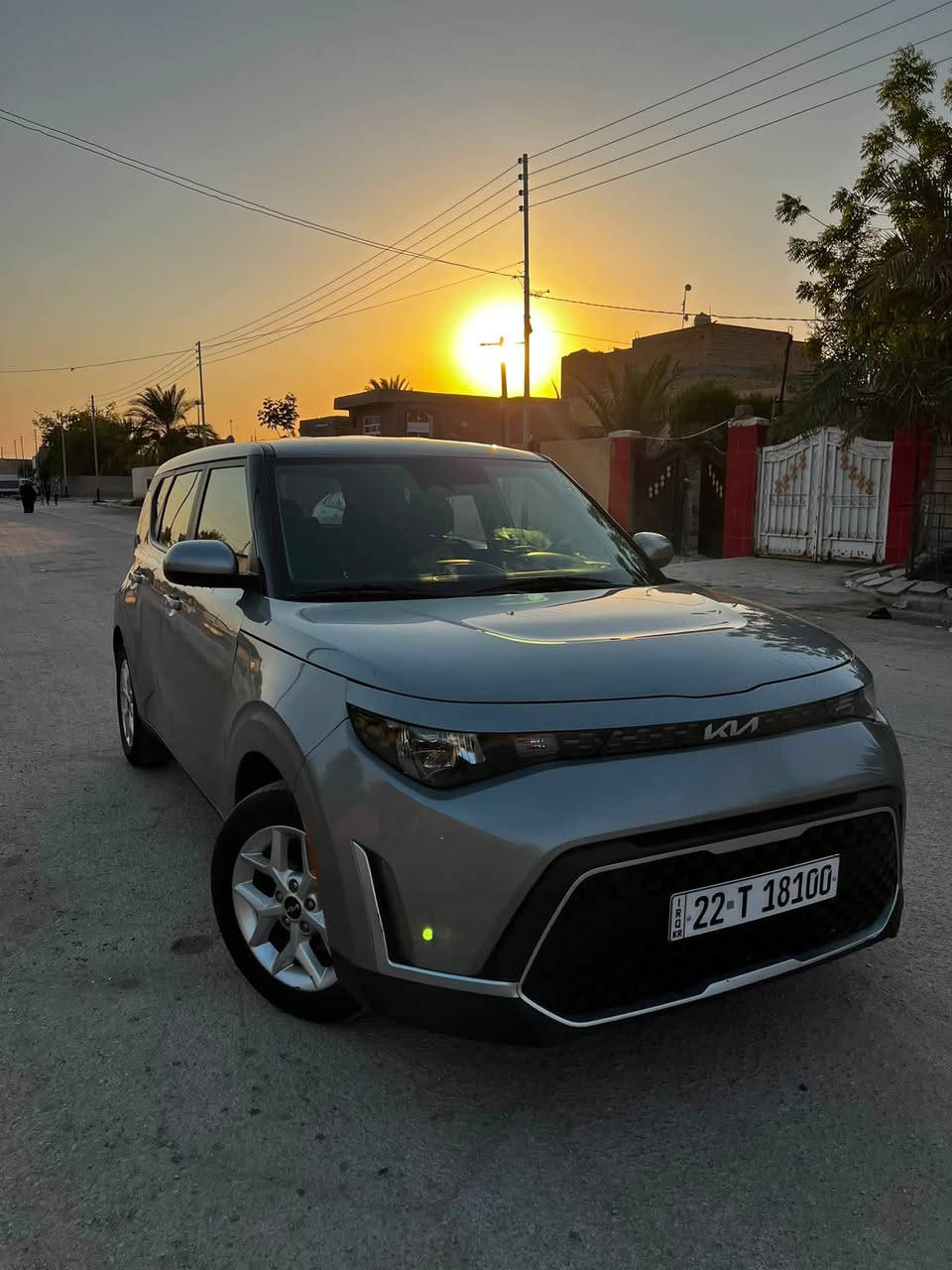 صول وارد أمريكي 🇺🇸 🦁 . (((( أربيل ))) 

🚗 كيا سول (Kia Soul) موديل 2023 للبيع 🚗
السلام عليكم إخوان.. للبيع ، سيارة كيا سول 2023 الموضحة بالصورة، السيارة بحالة ممتازة وجاهزة من كلشي، وبأسمي وسنوية جديدة.
🛠️ المواصفات العامة:
 * الموديل: 2023
 * المحرك: 2000 دوش (DOHC)، محرك وكير بحالة الوكالة.
 * الممشى: 42,528 كم حقيقي.
 * اللون: سيلفر 
 * الرقم: أربيل 
 (الرقم مميز 22 T 18100).
🔥 أنظمة القيادة والأمان المتطورة (فول مواصفات):
 * رادار الذكي: نظام تحديد سرعة متكيف، السيارة تتقرب وتسارع وتاخذ بريك وتتوقف تلقائياً حسب حركة السير أمامك.
 * نظام الحفاظ على المسار: رادار جانبي وتنبيه عند الخروج عن المسار.
 * أنظمة قيادة متعددة (Drive Modes): تحكم كامل بوضعية القيادة واقتصادية جداً بالوقود.
✨ الميزات والإضافات الأخرى:
 * تبريد ثلج، تدفئة شغالين 100%.
 * شاشة كبيرة، كاميرا دوارة عالية الدقة، تحكم ستيرن كامل.
 * حدادية ومكفولة من أي نقص، ناعمة وجاهزة للسفر.
📋 حالة البدي والضرر:
 * السيارة وارد أمريكي، حادثها بسيط جداً وبدون ايرباج، وصور الحادث موجودة أدزها للشراي على الخاص.
💬 السعر: 165 ورقة (وبيه مجال بسيط للشراي الطيب)
📍 المكان: المثنى - السماوة
📞 للتواصل والاستفسار: ***********
