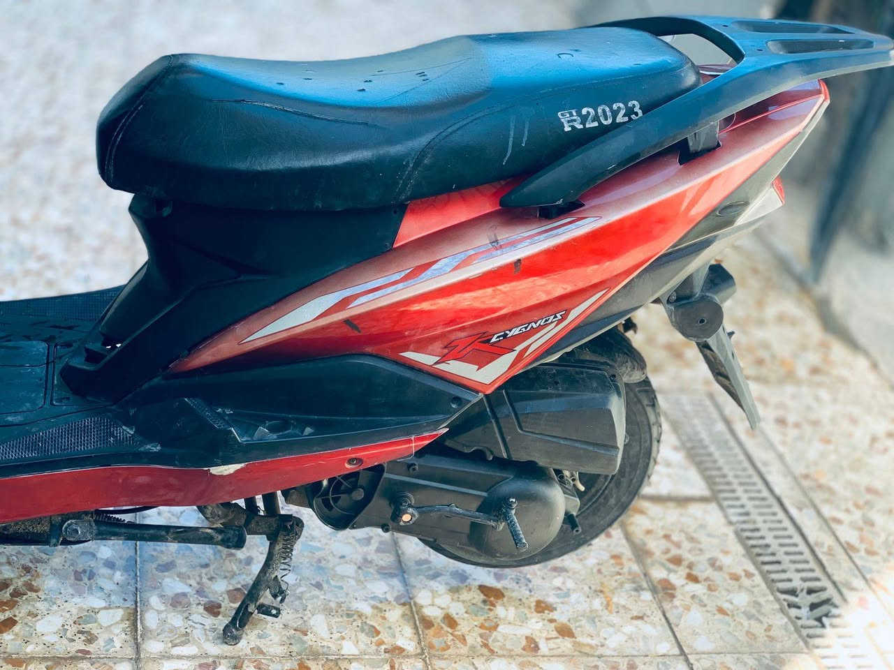 السلام عليكم شباب  دراجه سكنس   دراجه نقصها بس كتف اشاير فقط  دراجه حاليا تشتغل هندر و سلف لايت  هورن   دراجه مال جناي شلعه ومعدل ويل رياضي أمامي وخلفي  دبلات رياضي بيع ومراوس السعر   250 وبيه مجال قليل  واللي مو شراي لا يراسلني العنوان كربلاء حي العسكري الطاقه  متواجد على الواتساب الرقم ***********
