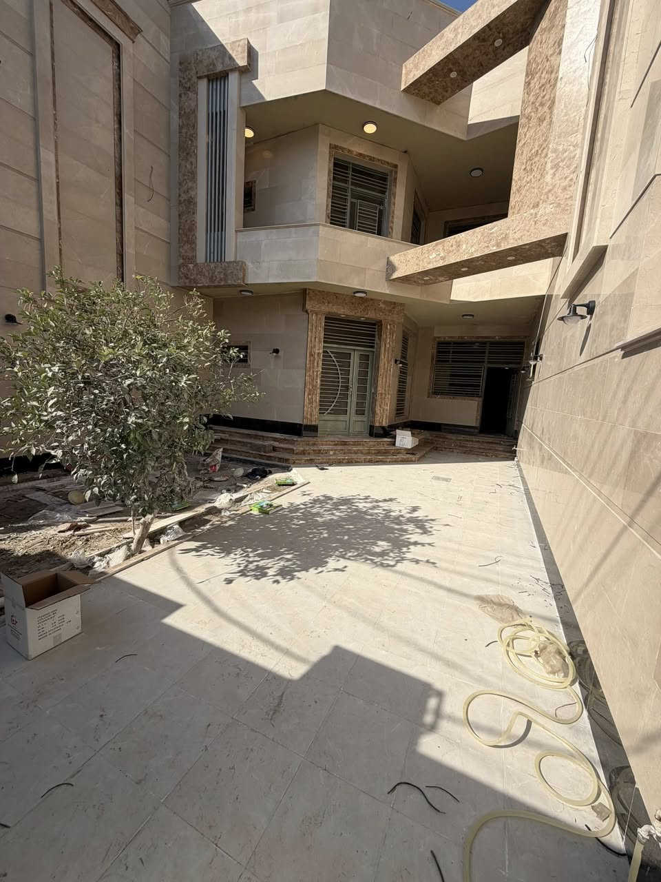 بيت 135م للبيع في منطقة حي البنوك / مقابل شارع الفتلاوي محلة 319 شارع عريض 15م

واجهة  8/20م  نزال 30م (سند مستقل)

سنة البناء 2018 محدث 2026

يحتوي على كراج + حديقه

الطابق الارضي: مدخلين للبيت ( مدخل استقبال منفصل ) + مطبخ حار بارد + جلسة + حمام كبير + غرفه نوم

الطابق الاول: 3 غرف نوم  سويت كبيره + خدمات

الطابق الثاني: بيتونه كبيره تنفع مخزن + سطحين امامي وخلفي كبيرين

لمزيد من الاستفسارات الاتصال على الرقم 
او مراجعه مكتب السالم للعقار  الكائن في 
حي البنوك شارع الكنيسه 

📞***********
