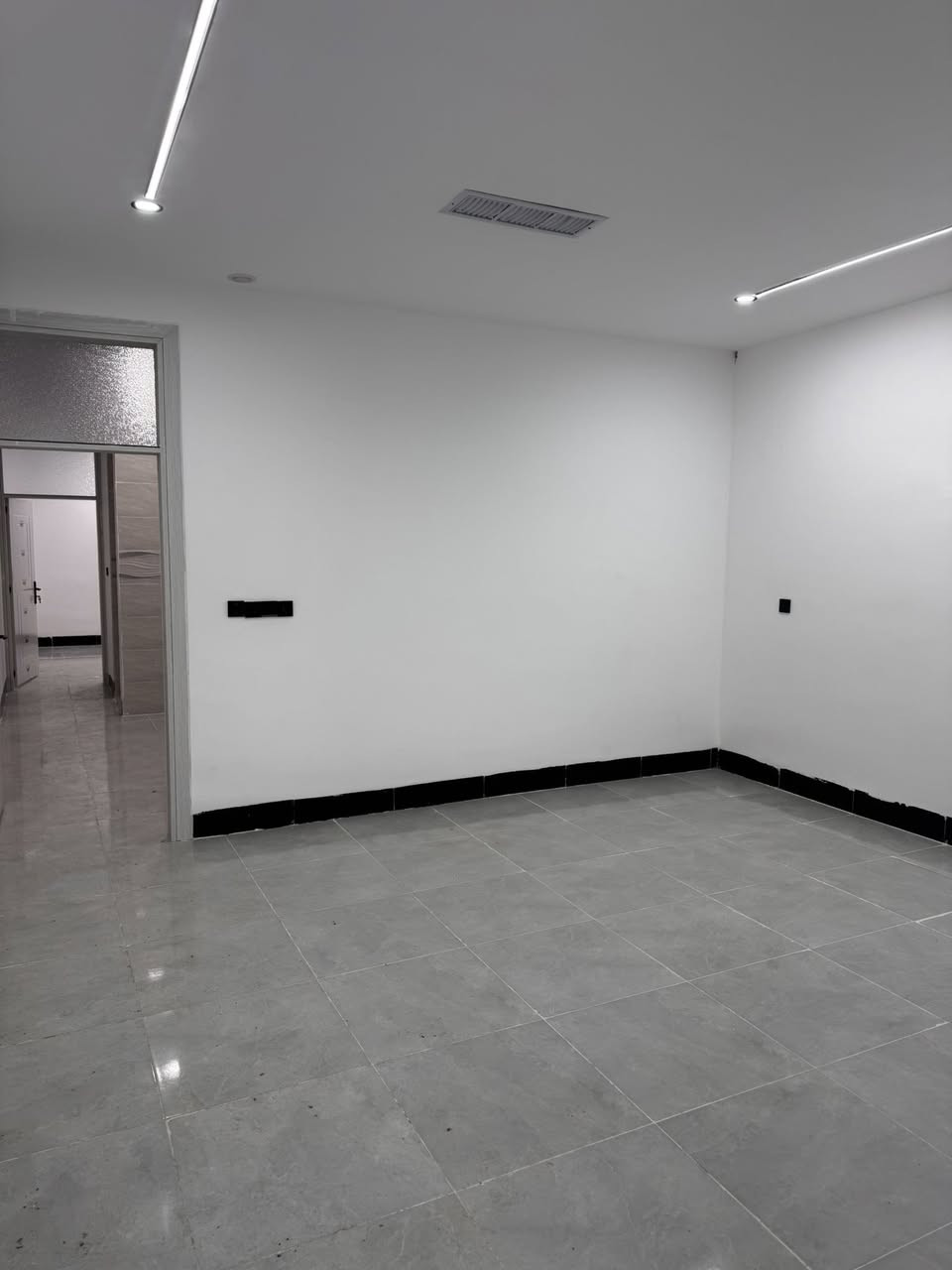 دار للبيع طابق ونص ملكي 
محجوز للمصرف العقاري تقديم جديد 
مساحته /100م واجه 5م 
درج خارجي 
طابق الاول /استقبال ومطبخ وصحيات وغرفة نوم وطابق ثاني غرفة نوم وصحيات درج خارجي 
موقع /قادسية -شارع ابو وليد 
مقدمة /37مليون وباقي عالمصرف العقاري مطلوب قسط شهري 438الف شهريا 
استلام مفتاح
للاستفسار /***********
