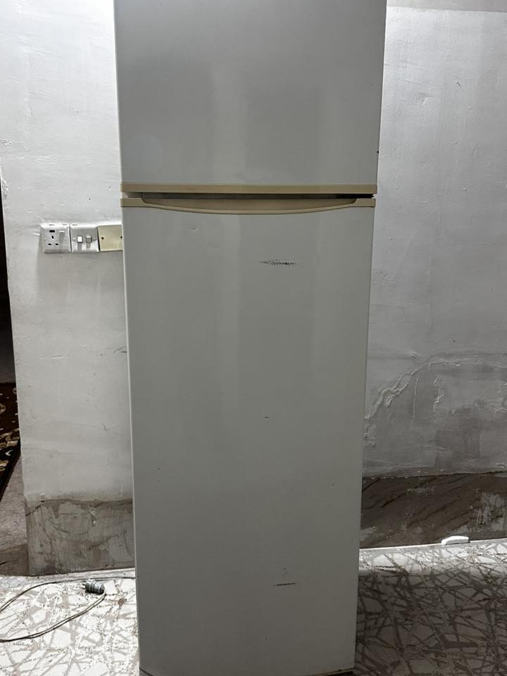 للبيع سعره١٥٠ وبيهه مجال  للطيبين شغاله مابيهه اي عيب فقط ناقص رف واحد مكسور  تجميد فول ١٠٠٪؜ عنواني دوميز. ***********
