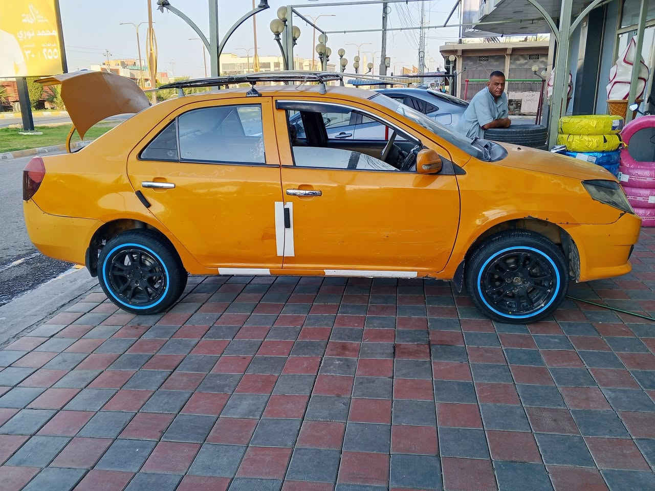 السلام عليكم اخوان جيلي ام كي 2012 بسمي مصفره هيئه وغرامات كير ومحرك كورلا اوتوماتيك السياره تخم تاير شاده جديد صدر امامي خلفي مال گولف  مشط ستيرن درايم شفتات باتري شاشه تخم سماعات النترا كير ومحرك جدد كهربائيات كلها شغاله تبريد شغال سياره خير من الله جاهزه من كل النواحي للاستفسار 
***********
***********
السعر 35 وبيها مجال بسيط
مكاني فلوجه
