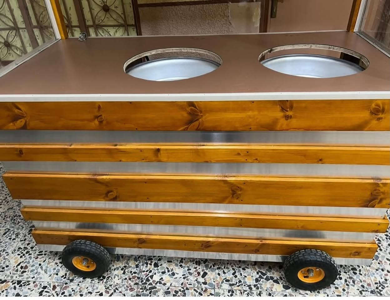 غراض مستخدمة شي قليل اخت الجديدة للبيع ١- ( عربانة عرض ٨٥ والارتفاع ٢ متر تحتوي على ٣ طباخات ومنظومة غاز كاملة من الداخل مع عجلات نفخ واضائة داخلية سعرها ٥٠٠ الف) ٢- (ثلاجة عارضة ماركة تركية سعرها ٤٥٠ قفل ) ٣-(بوكس ديليفيري مع ملحقاته السعر ٢٥ الف). التواصل على الرقم ***********
