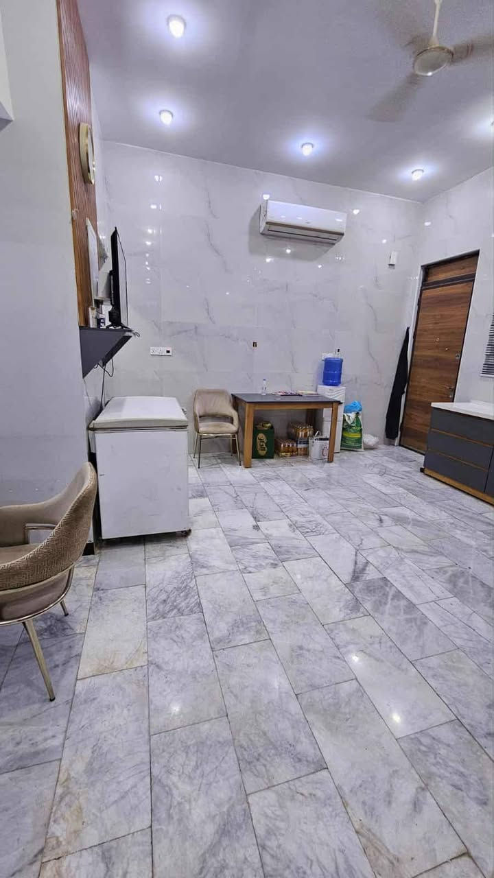 @يالله
السلام عليكم بيت 200 متر طابقين طابو صرف
ام الخيل الثالثه الواجه 10 طابق الاول غرفتين وصاله ومطبخ واستقبال وصحيات
الطابق الثاني غرفتين وصاله وصحيات 
لاستفسار الاتصال عل أرقام التاليه ***********
***********
***********
