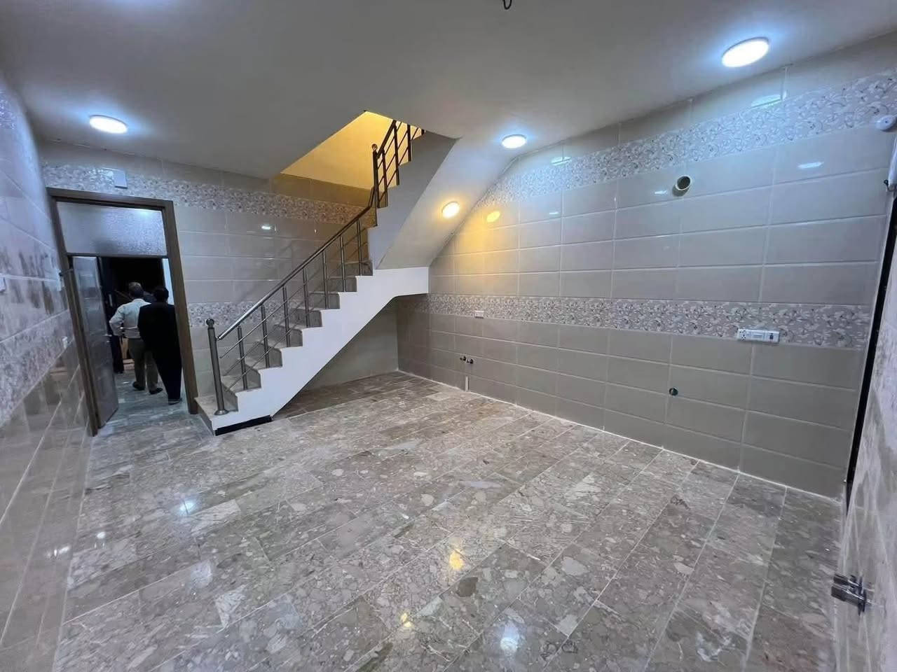 #للايجار في منطقة السيدية 

بيت سكني جديد ونظيف جداً، جاهز للسكن، يتميز بموقع هادئ ومناسب للعوائل.

المساحة: 100 متر

🔹 يحتوي على:

* 4 غرف نوم

* صالة

* مطبخ

* خدمات عدد 3

💰 الإيجار: مليون ونص 

📞 للاستفسار:***********
