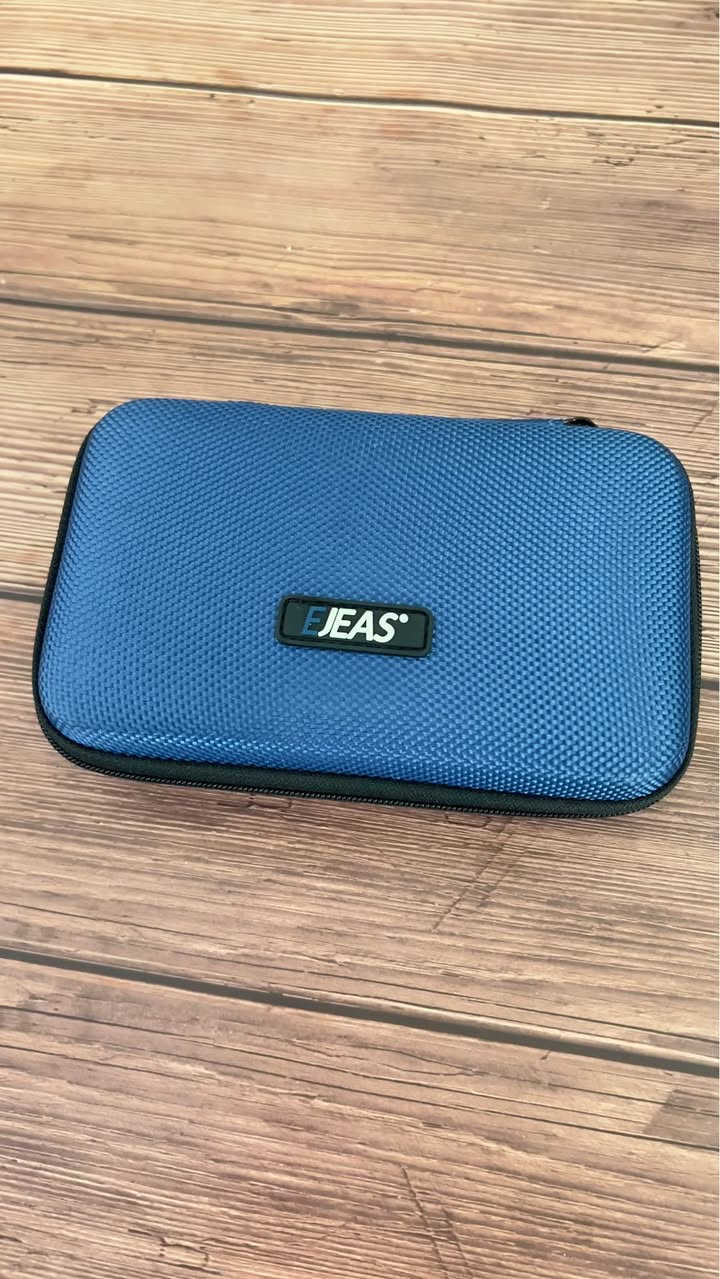 هذا هو جهاز اتصال داخلي (إنتركوم) احترافي لحكام كرة القدم من طراز EJEAS FBIM. تم تصميم هذا النظام اللاسلكي لمساعدة حكام المباريات على التواصل بوضوح وفعالية أثناء المباريات والتدريبات. 
تشمل الميزات الرئيسية للجهاز ما يلي:
اتصال بلوتوث متقدم: يستخدم شريحة Qualcomm Bluetooth 5.1 لتحقيق اقتران سريع واستهلاك منخفض للطاقة. 
اتصال متعدد الأشخاص: يدعم الاتصال الداخلي في الوقت الفعلي لما يصل إلى 4 أشخاص، بمسافة تحدث تصل إلى 1500 متر. 
تقنية تقليل الضوضاء: يعتمد تقنية CVC المتقدمة لتقليل الصدى وضوضاء الخلفية، مما يضمن صوتاً واضحاً ومستقراً. 
بطارية طويلة الأمد: يحتوي على بطارية قابلة لإعادة الشحن بسعة 850 مللي أمبير توفر ما يصل إلى 19 ساعة من وقت التحدث. 
مقاومة للماء: حاصل على تصنيف IP65 لمقاومة الماء والغبار، مما يجعله مناسباً للاستخدام في مختلف الظروف الجوية. 
تصميم محمول: الجهاز صغير ومحمول، وسماعة الأذن مصممة لتبقى ثابتة أثناء الجري. 
يستخدم هذا الجهاز في مجموعة متنوعة من الألعاب الرياضية مثل كرة القدم وكرة السلة والكرة الطائرة والرجبي وغيرها. No أربيل, العراق


**إذا كنت صاحب هذا الإعلان وتريد حذفه لأي سبب، رجاءا أرسل رسالة إلى الدعم الفني**