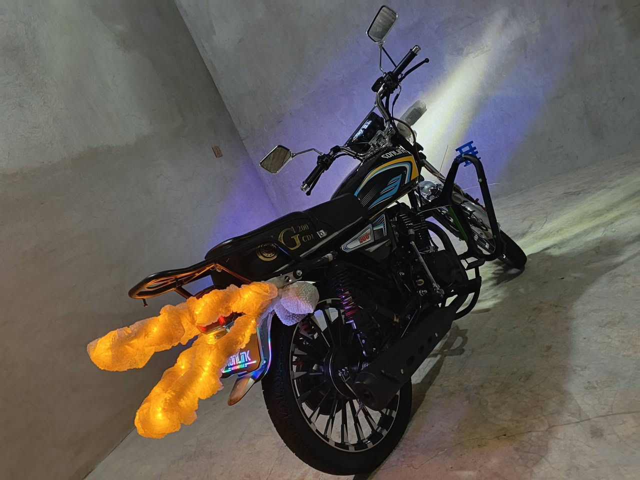 السلام عليكم
دراجه سيفان سونك للبيع
موديل 24شكل25بعده بل جيس
مامطخوخ اسبانه 
كهربائيات كلها شغاله شرط 
شلعه ومعدل 
المكان العلم 
***********
***********
