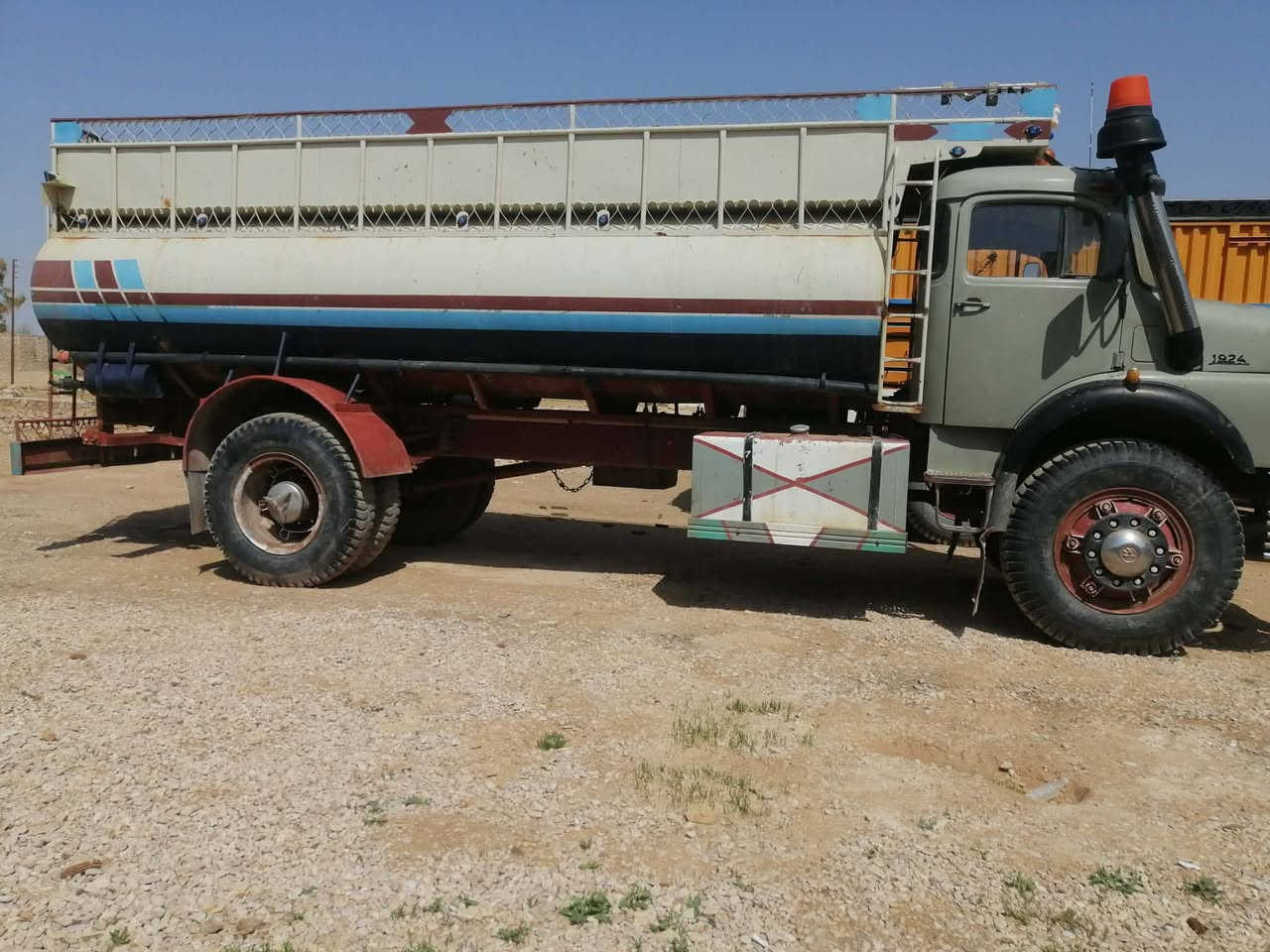 اقچم للبيع موديل80مصبوقه شرط على نضاف شرط شاصي واكسن وگير شرط السعر خاص تواصل على هاذ الرقم ***********
