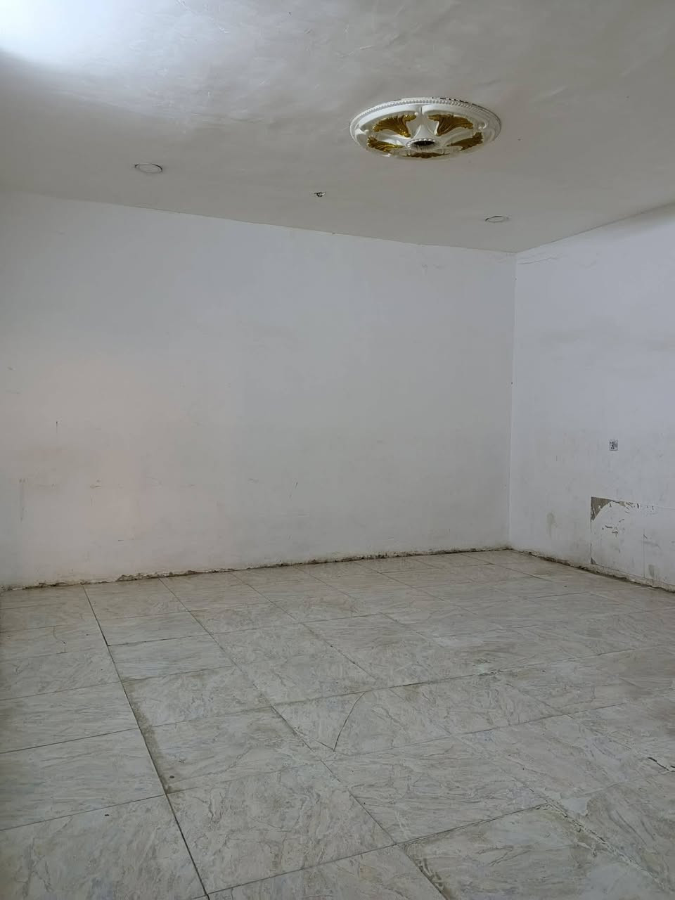 بيت لبيع زراعي ١٠٠ متر نهايت عمارات سعيده قرب حسينيات سيد شهداء شارع لمقلع سند 25،، ***********
