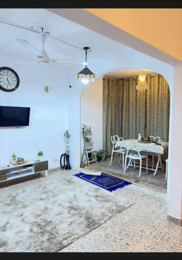 شقه للبيع 

طابق ثالث في حي الثالث 3 غرف

على ساحه مع مساحه حديقه وكراج

السعر 67 مليون وبيها مجال

للتواصل ☎️ ***********
***********
