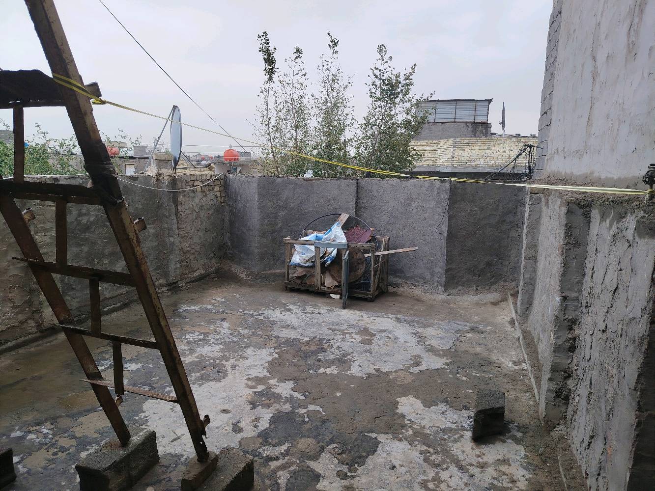 منطقة المشتل/ المعسكر  (حي فدك) 
قريب على النفط / قرب اسواق سيد جاسم 
بالفرع المقابيل مولدة حسنين
البيت مساحته 110 متر 
طابق ونص وباقي تفاصيله موضحه بالفيديو 
ورايدينه ب66 مليون
 وبي مجال طبعا