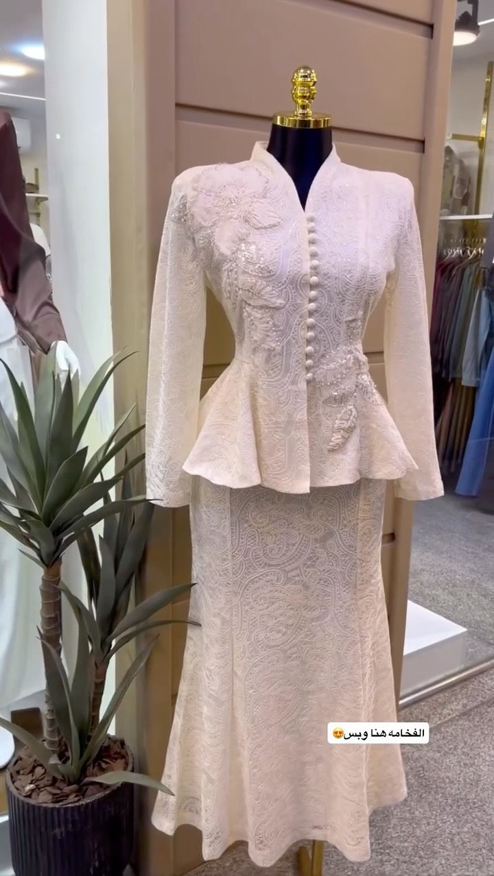 ⁨	توفر افخم طقم للعيد
طقم كيبور مبطن بالكامل
الخامه كوالتي جداً جدًا عالي
متوفر بقياسات m-l-xl-xxl يلبس من 36 الى 44
طريقه الحجز
ارسال صوره للموديل مع العنوان ورقم
رساله على الخاص ✉️💌
او على الواتساب ☎️
***********
***********
متوفر دفع عن طريق زين كاش 💵 
العنوان 📍
الفرع الاول:بغداد المنصور شارع الاميرات عماره الكوخ الجديد داخل القيصريه محل ما قبل الاخير على اليسار
الفرع الثاني:بغداد زيونه شارع الربيعي عماره الموج التجاري قرب جدار سنتر محل الاخير على اليسار⁩⁩
