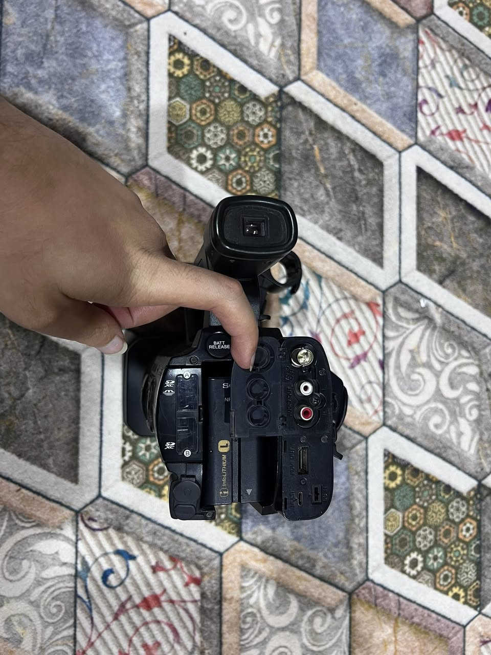 كاميرة سوني للبيع
تصلح للبث المباشر وشغل القنوات
تحتوي على منفذ BNC و HDMI
نظافة 85‎%‎
للتواصل
***********
