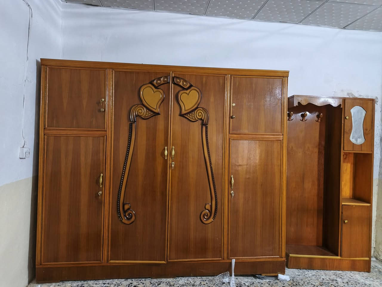 سلام عليكم غرفة اخشاب جديدة للبيع السعر 550 وبيهة مجال بلزعفرانية ***********
