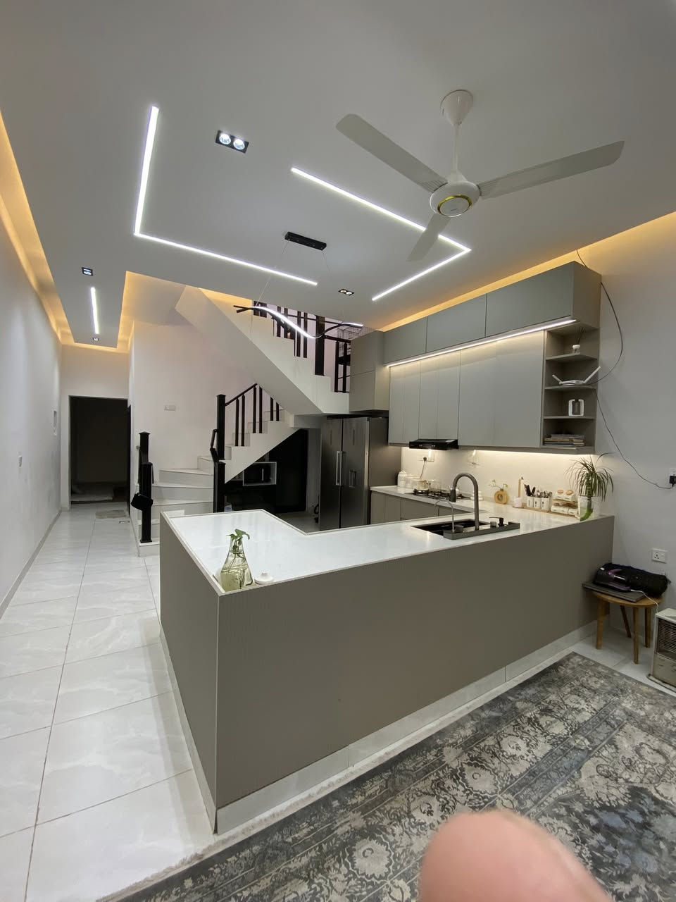 السلام عليكم
للبيع او مراوس بقطعة 100م مع الفرق في حي الحر فقط
#السعر_260_مليون
#مع_مطبخ_تركي_حديث
حي الحر خلف مجمع ليمونه 2 
فرع اسواق وتين ثالث فرع ع اليمنه بداية الفرع
المساحه 100م (5*20)
خريطه مودرن حديثه
بناء درجه اولى عوازل حراره ورطوبه
سقوف جبسن بورد
كهربائيات كلهن ضمان 
مواد الصحيات كله درجة اولى 
بناء كله مسلح طابقين وبيتونه
ارضيه بورسلين ثقيل
3 مجمعات صحيه
2 غرفه نوم كبيره 4*5
الاستقبال 7*5 طابق ثاني درج من الحديقه 
وتصعد مع صحباتها معزوله وهم اكو درج داخلي 
صاله اوبن ع مطبخ 11 م والعرض 5 على عرض المساحه
درج داخلي وخارجي 
#السعر_260_مليون
#مطلوب_قرض_على_مصرف_الرافدين
#سعر_القرض_60_مليون_مع_الفوائد
تريده يتحول عليك او تحب تاخذه صافي
هاتف
***********
