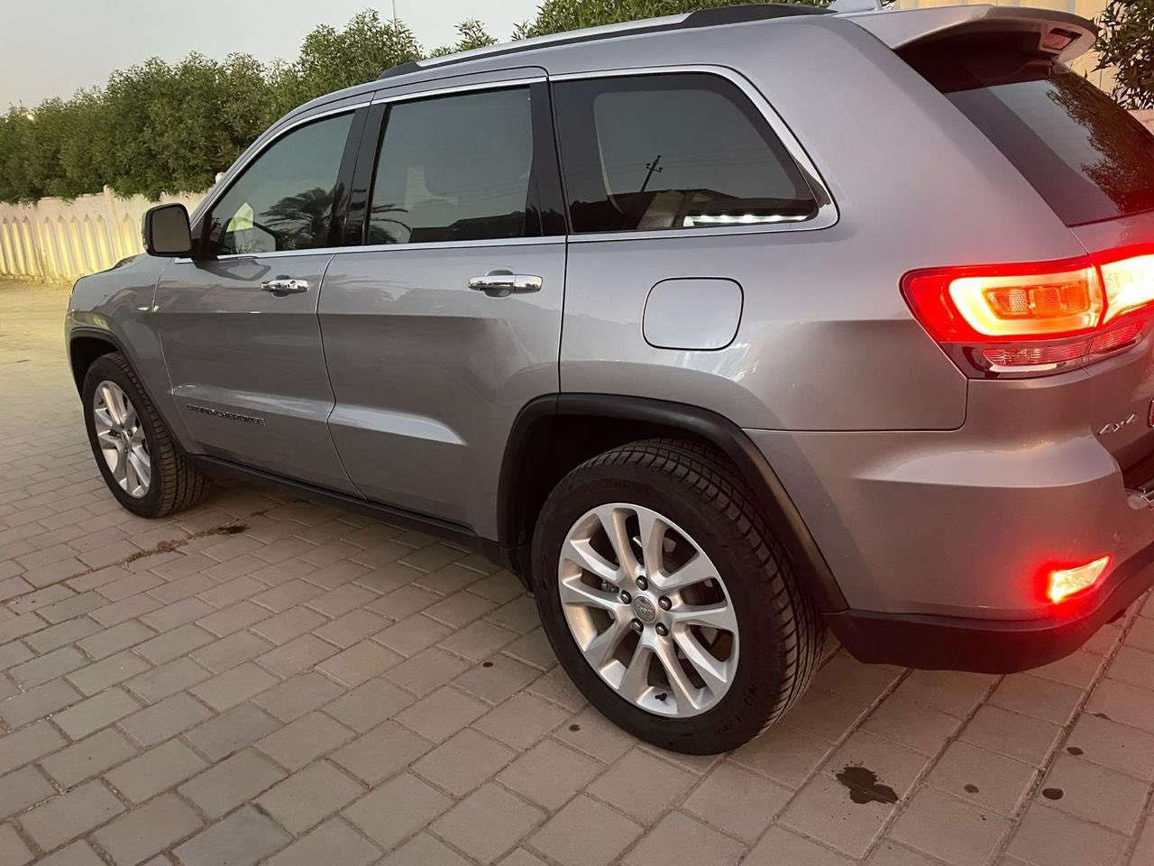 سلام عليكم ( بيع @ مراوس ) 
جيب كراند شيرروكي خليجي فول ( وكالة ليث العيبدي )
                            كفاله عامة  ☑️
*الموديل /  2017
*الرقم  / بغداد انكليزي سنويه تنتهي 2031
*عداد المسافة  82KM نظيفة جداً 
*حجم المحرك  V6 3.6 L  
*4/4 ماوس تحكم 
*سقف بانوراما طكتين
*كشنات جلد 
*كشنات امامي ( كهرباء + تدفئة +تبريد )
*كشنات خلفي تدفئة
*داخل صاج ملكي 
*كاميرا دواره 
*شاشة كبيرة 
*شفتات ستيرن
*تحكم جهتين 
*تبريد قطعتين 
*صندوق كهرباء شفط
*حساسات امامي . خلفي 
*تشغيل اطفاء عن بعد 
*بصمة  ( تشغيل . ابواب . صندوق ) 
*مري جانبي ( شفط + قلاب بك + هيترات + عاكس للضوء
*سيدي جنجر جكمچة
*سستم صوت 12 سماعة 
*دمامي خلفي
*ستيرن كهرباء +تدفئة
*ثلاث انظمة قيادة
*لايت عدسة زينون متحرك
*زراكات ماء مازدات  
*كشافات زينون
*خزن ميموري 
*يدات ننيكل بلاد 
*اوتو بارك مساعد اصطفاف
*مانع تصادم خلفي 
*نظام خرائط +نظام ملاحة
*هوكات امامي + خلفي 
*زراكات لايت امامي 
*دبل كزوز خلفي 
*نظام ترحيب كامل 
*مانع انزلاق + مثبت سرعه 
*سبير منازل + عده + مطفآه بلاد 
*تخم بردات كامل 
*تخم ارضيات جديده  حوظية بالكامل+ الارضيات البلادية
*بعد هواي مواصفات 
☑️ العنوان بغداد / جامع النداء 
الرقم ( ***********)
(( السعر 258 $ )) وبيه مجال بسيط
