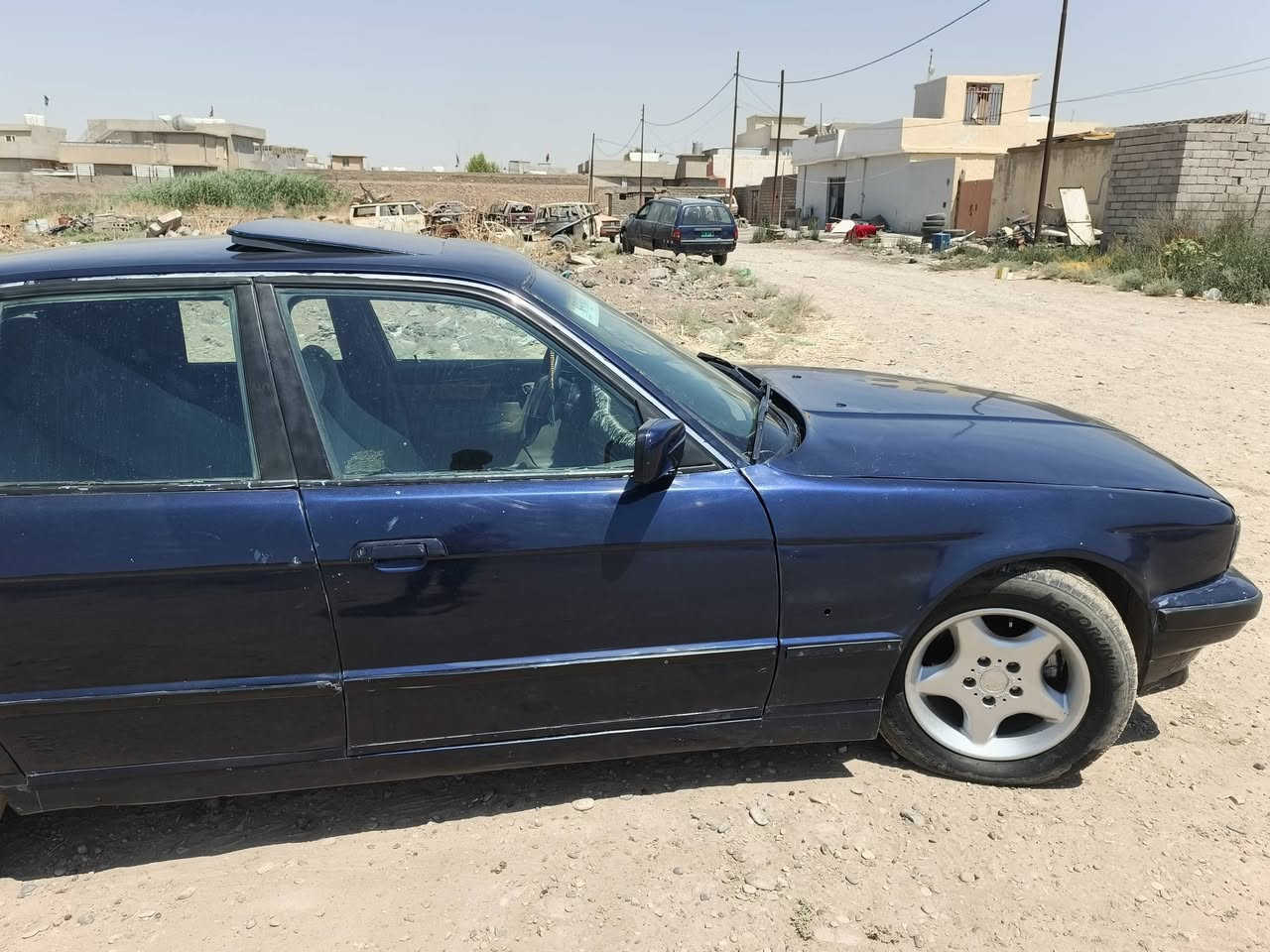سلام عليكم بي ام  520 موديل 1992 كير عادي شرط محرك بيها صرف تايرات جديده طخم امامي خلفي جديد رقم نينوى فحص شرط تحويل منظومة تبريد وكمبريس كامل اربع جامات كهرباء سقفها موس سعر 25 ورقة وبيها مجال مكاني موصل سهل نينوى قرية بازوايا ***********
