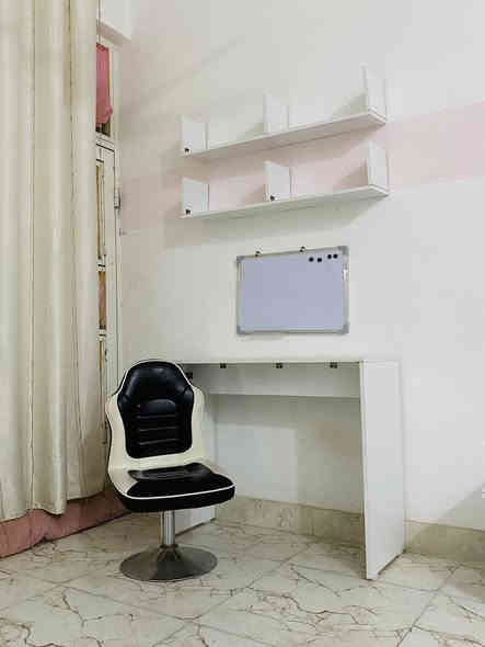 غرفة نوم تركية نفرين نظافة 90% 
كلها قطعها فول فقط ميز مراية يحتاج تبديل سكة ويدات 
متكونة من :
كنتور سكة 
جرباية & دوشك اسنفج عالي ونظيف جداً
٢ كومدي جرباية
ميز مراية
مكتب دراسة حطاطة 
كرسي مكتب
رفوف حائط عدد ٢ حطاطة
رف ميز مراية طويل حطاطة 

سعرها 300 ألف 
التواصل والاستفسار ع الخاص او ع الواتس اب ***********
