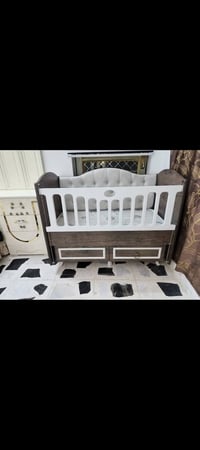 سرير اطفال • خشب ثقيل • مدينة الصدر