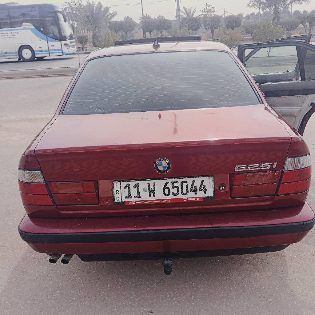 السلام عليكم للبيع بي ام 525اصل  مسكر عدل بجم عاريض رقم بغداد دولي بسمي سيار جاهز ميكينه وكير جديد كهرابيات كله شغال غرفه كهربايه جلد ابيض ويل حجم   17لبينا   جديد مري MدوسM السيارة مكفوله من الغيا س والضربه مكان كربلاء العسر 70 وبيها مجال***********
