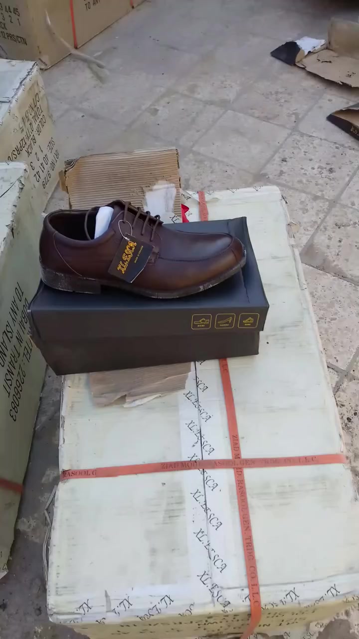 السلام عليكم متوفر أحذية جلد طبيعي اللماني سعر الكارتون 12الف ابيع كل الكمية 40كارتون للتواصل ***********
