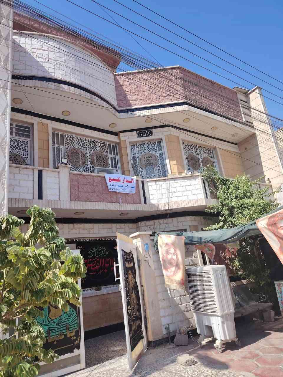السلام عليكم بيت في الشعب منطقة حي المهندسين الزراعي
 مقابيل سيطرة الشعب القديمة . .البناء ٢٠٢١ قاطين البيت جاهز من كلشي مع الأثاث كامل. يحتوي ٣غرف نوم واستقبال و ٣حمامات على شارع ٢٠ مقابيل السدة ركن 10×10.. خدمات كاملة كهرباء تبليط َمجاري للأستفسار أكثر *********** .
