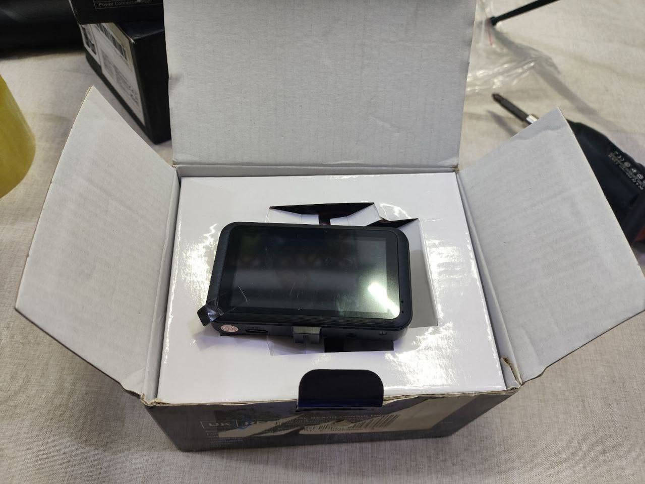 داش كام خصم سعر 35 الف ا ول تم  اخر قطعه امامي خلفي
داش ماركه حقيقي مع رام اصلي 
تعمل بدقة HD 1080p

- مقاومة للماء 

- شاشة 3 بوصة عالية الدقة وثلاث عدسات قابلة للتعديل 

- خاصية التسجيل المتزامن للصور الأمامية والخلفية  هذه الميزة بتسجيل الحوادث والمواقف في الطريق اثناء قيادة السيارة 

- إمكانية اكتشاف الحركة حيث تقوم هذه الكاميرات ببدء التسجيل اذا تم اكتشاف الحركة في الكاميرا 

- تمتلك مستشعر G يقيس مقدار التغيرات الحاصلة في السرعة أثناء قيادة السيارة 

- ذاكرة البطاقة الداخلية 32 G وعندما تكون البطاقة ممتلئة ستتمكن من خاصية التسجيل الحلقي

- يتم تسجيل كافة المعلومات وتسجيل الفديو في بطاقة الذاكرة  في الكاميرة

- خاصية عرض صورتين في نفس الوقت على الشاشة باستخدام خاصية ال pip

- خاصية تسجيل الصوت اثناء تسجيل الفديو 

- تحتوي الكامرة الخلفية على عاكس 100 درجة 

- تحتوي الكاميرة الداخلية على عاكس 140 درجة
وهذا يعني ان الكامرة قادرة على تغطية رؤية بزاوية 140 درجة
35الف


**إذا كنت صاحب هذا الإعلان وتريد حذفه لأي سبب، رجاءا أرسل رسالة إلى الدعم الفني**