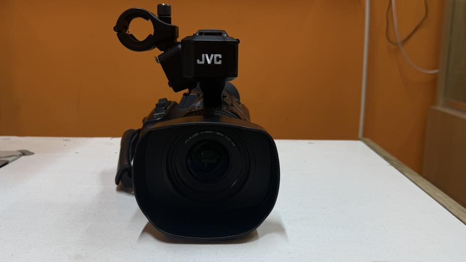 السلام عليكم كاميرا سوني JVC 4k نيضيفة جدا مع 2 بطاريات + شاحنة السعر 350 الف 
للتواصل ***********
