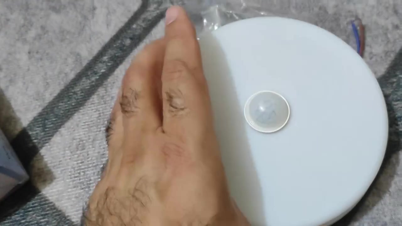 السلام عليكم 
هذه مصابيح سقف LED دائرية مدمجة مزودة بحساسات حركة.التحكم الذكي: تعمل المصابيح تلقائيًا عند اكتشاف الحركة داخل نطاق الاستشعار وتتوقف تلقائيًا بعد فترة زمنية.
الاستخدام: مناسبة للاستخدام الداخلي والخارجي، مثل الممرات، الخزائن، الجراجات، والسلالم.
المواصفات الفنية: تتوفر بقدرات مختلفة مثل 15 واط أو 20 واط، وتأتي بتصنيفات مقاومة للماء (IP44). السعر 10


**إذا كنت صاحب هذا الإعلان وتريد حذفه لأي سبب، رجاءا أرسل رسالة إلى الدعم الفني**