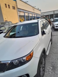 سياره سورنتو  وارد خليجي  مواصفات بصمه بوب وجنطه تبريد ثلج  ٣ قطع  محر...