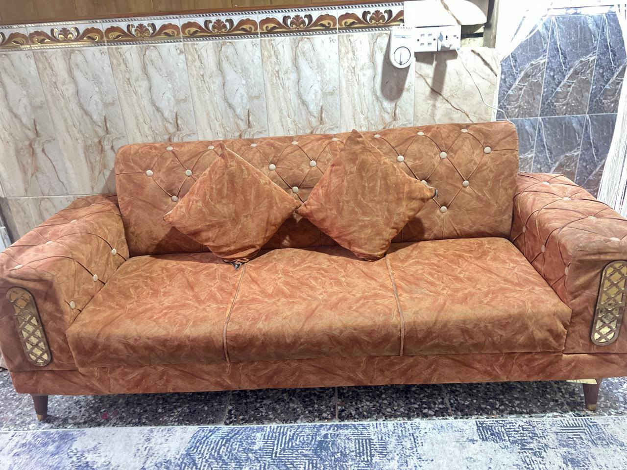 السلام عليكم تخم عشر مقاعد للبيع سعره 300وبي مجال وبي عيب واحد الاسفنجه مال نفرين نازله شويه 
العنوان الامين الثانيه /***********
