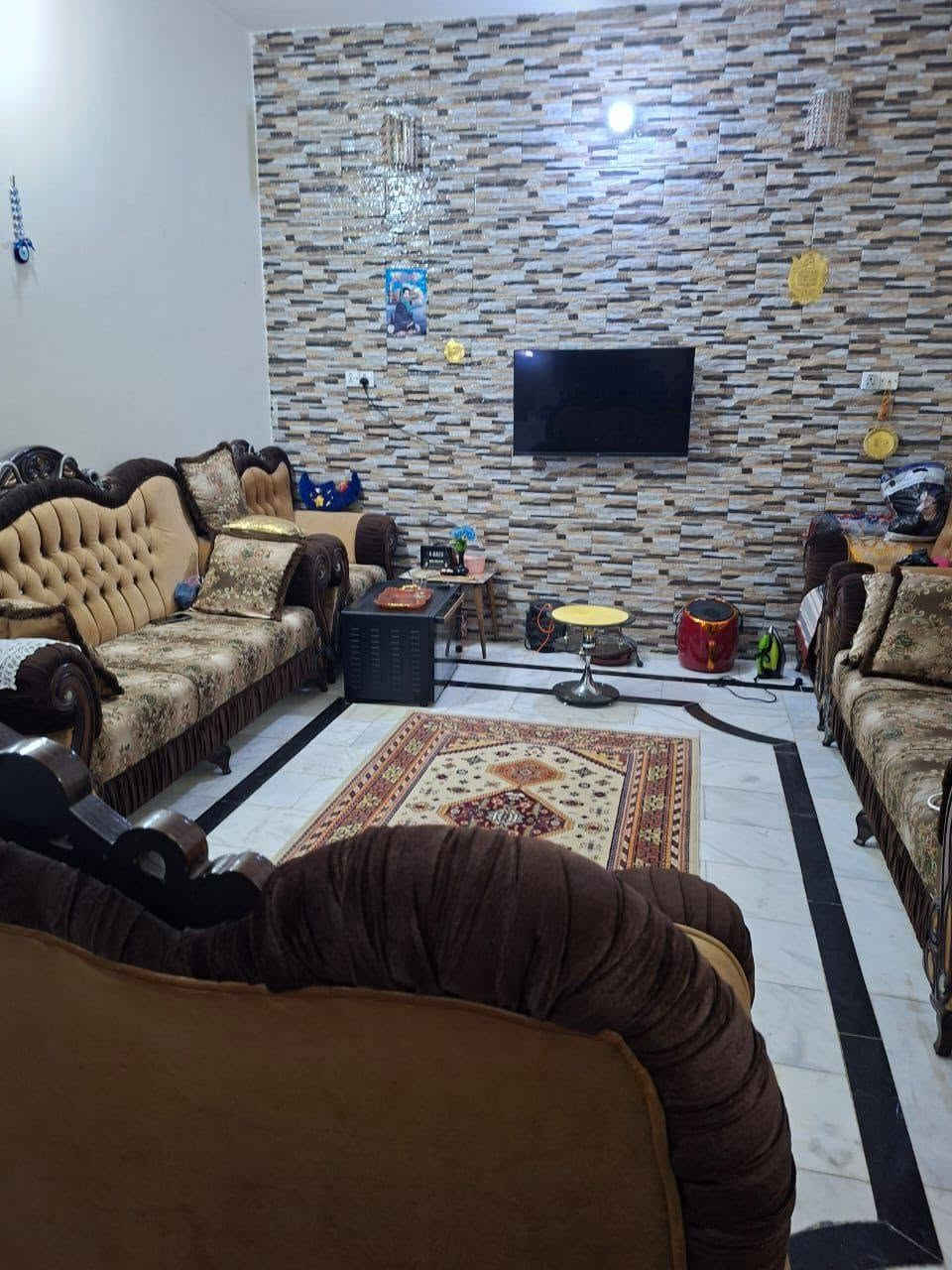 دار للبيع 200 م يحتوي على طابقين يتكون الطابق الارضي 2نوم واستقبال وصاله ومطبخ وصحيات طابق الاول 2نوم وصاله وحمام حي الجامعة قرب مدرسة ٱيسن الابتدائية 
***********
