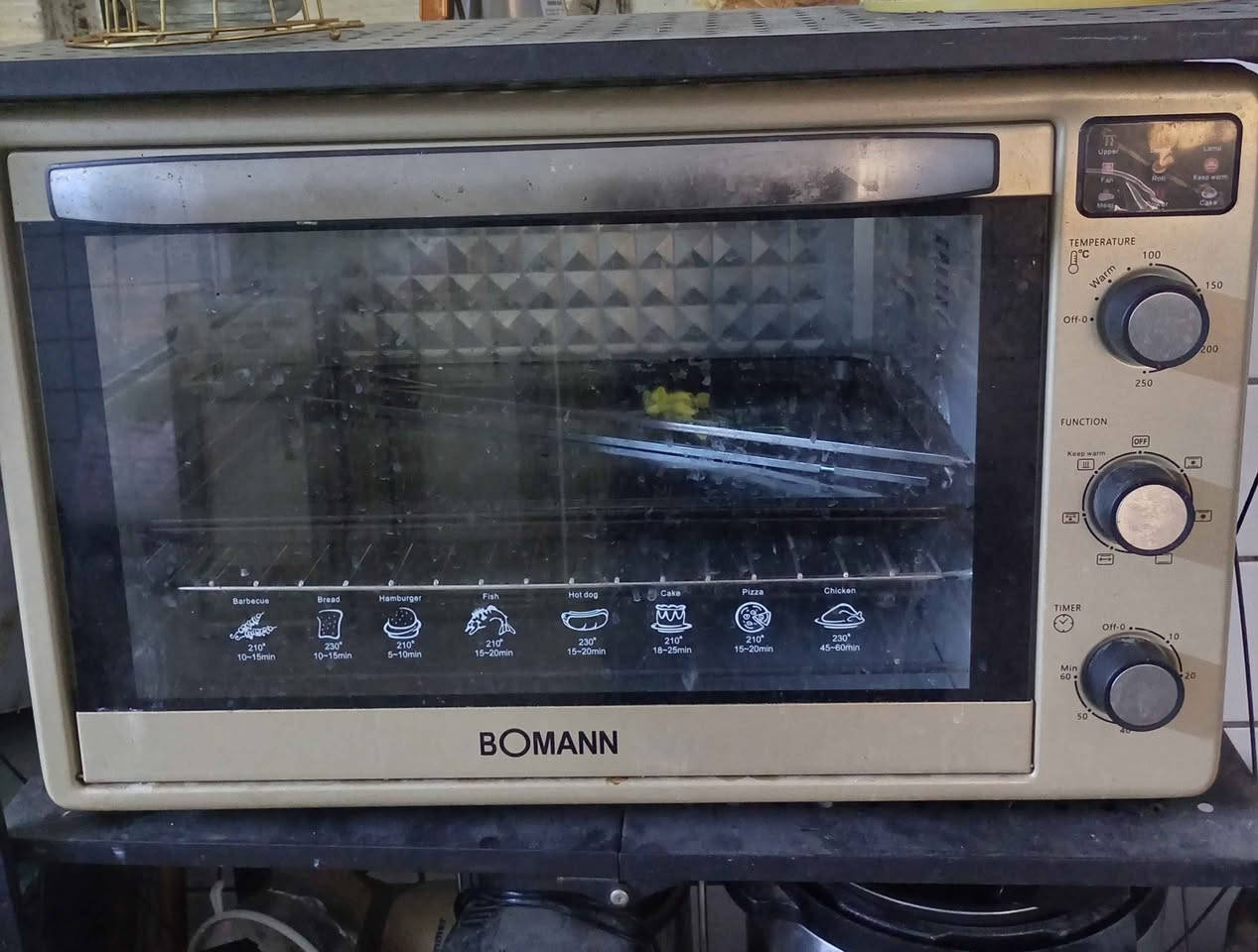 +4                  فرن كهربائي من ماركة بومان (Bomann) يتميز بسعة كبيرة تصل إلى 60 لتراً.المواصفات: يعمل بقوة تصل إلى 2400 واط أو 2800 واط بناءً على الطراز.الوظائف: يحتوي على مروحة داخلية لتوزيع الحرارة، شواية دوارة، و 3 إلى 6 هيترات للطهي.التحكم: مزود بمؤقت حراري يصل إلى 60 دقيقة ودرجات حرارة تصل إلى 250 درجة مؤويه‎ |  3 هيترات بالاعلى و 3 هيترات بالاسفل بغداد, العراق


**إذا كنت صاحب هذا الإعلان وتريد حذفه لأي سبب، رجاءا أرسل رسالة إلى الدعم الفني**