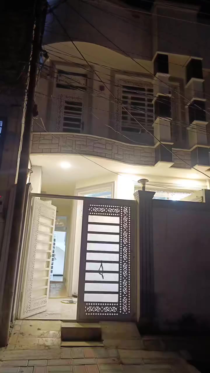 السلام عليكم بيت للايجار ١٠٠م المكان كربلاء حي السلام مقابل مدارس العتبة البيت بناء حديث 
يحتوي على 3غرف
3صحيات
للاستفسار ***********
