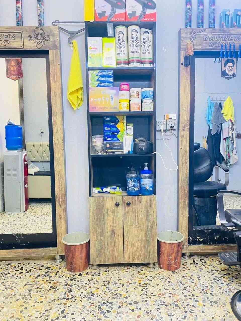 محل حلاقه كامل لل بيع مثل ما موضح ب صور كامل بدون نقص براد  ماء مبرده ديكور حلاقه 6 مكائن عربائن اثنين قنفات عمل عراقي اثنين  مع جام خانه الألمنيوم بلاستك 3مترات واناره حائط  حلاقه أجهزه تنضيف سكرابات  تنضيف وزرات . مناشف  كراسي اثنين  جهاز بخار أبيع شلع سعر ٨٥٠ وبي مجال مكاني جلولاء شيخ بابا *********** بي وتساب

