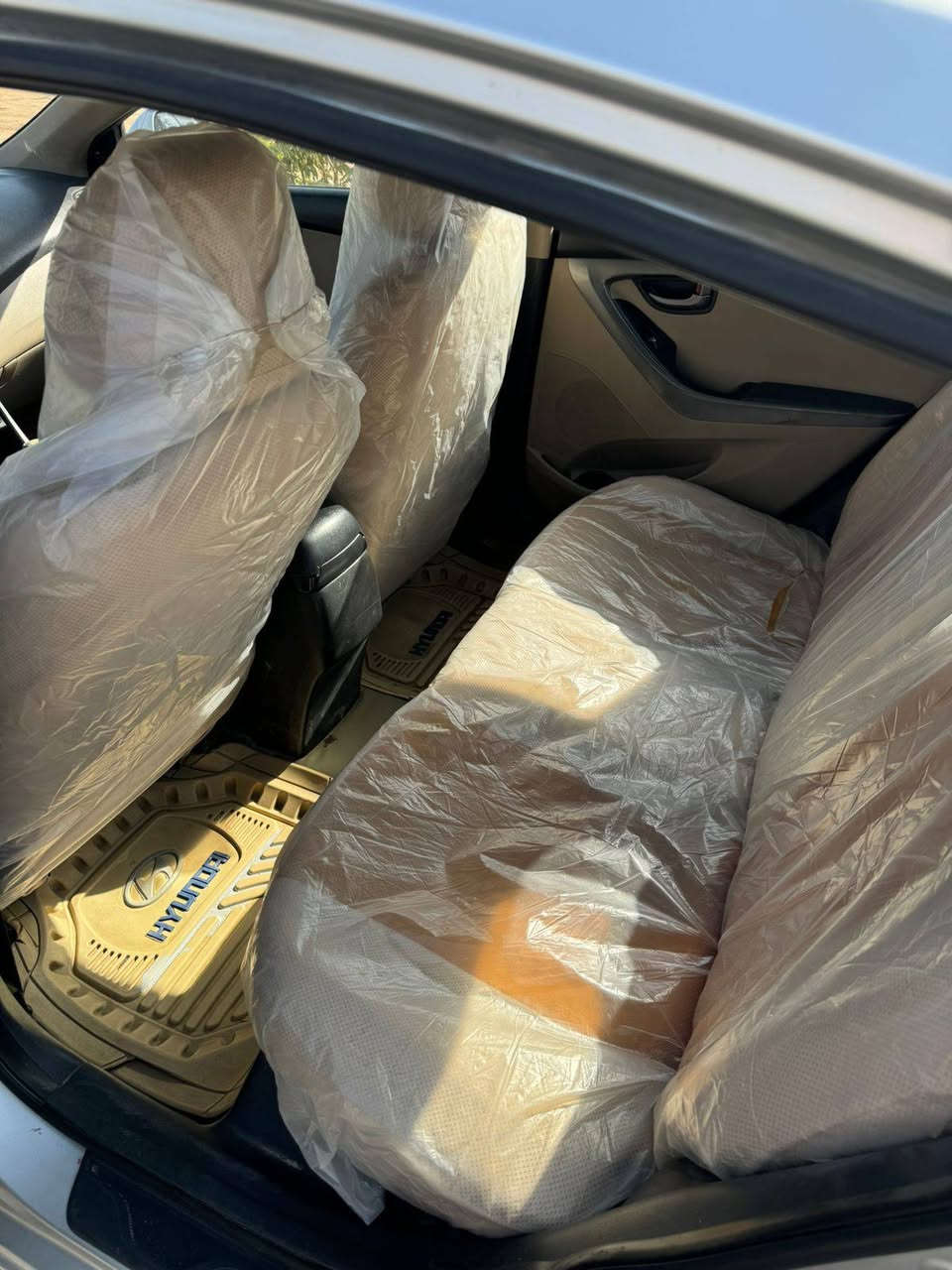 سلام عليكم النترا موديل 14 شكل 15 سياره مقفوله من الضربه بيها صبغ ثلاث قطع بدون تبديل محرك 1800 حداديه جديده كير جديد مشروع وطني السعر 105 وبيها مجال اتصل وتدلل مكان نجف كوفه فقط اتصال ***********
