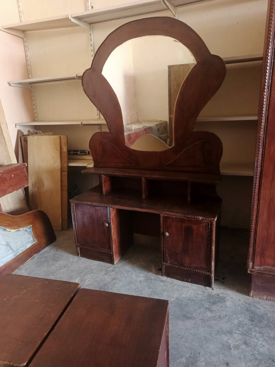 السلام عليكم غرفت خشب صاج عراقي كامله ما بيه اي نقص 
كنتورهة ست بوب السعر 275 مكان كرابله ***********
