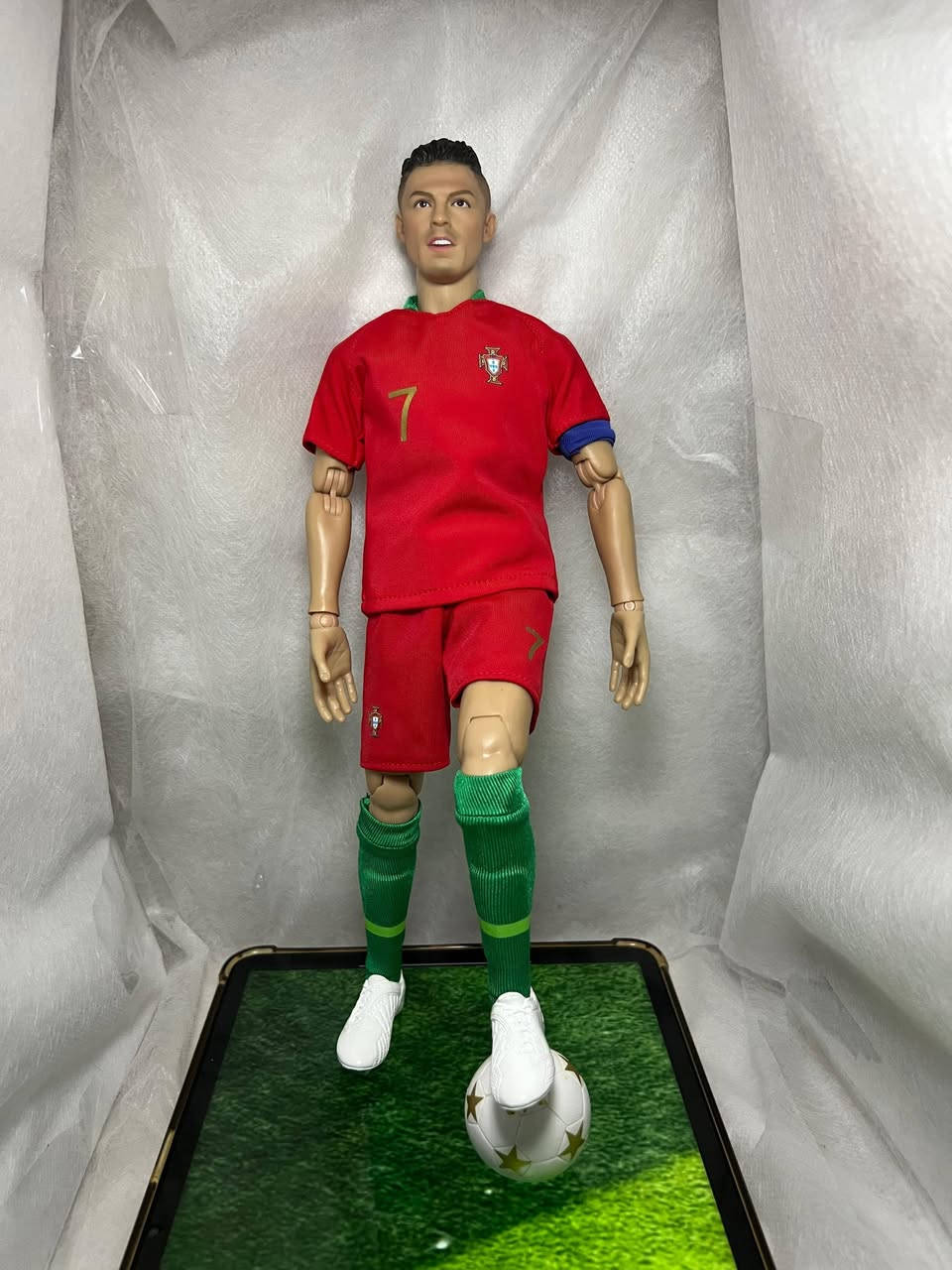 ⚽ مجسم كريستيانو رونالدو – بحالة ممتازة ⚽
لعشاق كرة القدم وجامعي المجسمات 🔥
مجسم رائع للاعب الأسطوري Cristiano Ronaldo بزي منتخب البرتغال.
✅ ارتفاع حوالي 30 سم
✅ مفاصل متحركة لعمل وضعيات مختلفة
✅ ملابس قماش واقعية
✅ مع كرة قدم
✅ تفاصيل دقيقة جداً
✅ مع اكسسوارات اضافية 

💥 مناسب للعرض أو لهواة جمع المجسمات.
📩 للاستفسار أو الشراء راسلني على الخاص


**إذا كنت صاحب هذا الإعلان وتريد حذفه لأي سبب، رجاءا أرسل رسالة إلى الدعم الفني**