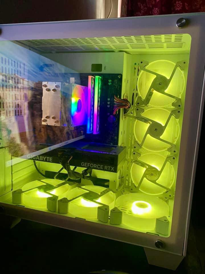 كرت الشاشة (GPU):
• RTX 4060 Ti Gigabyte – ثلاث مراوح (3 FAN)
• أقوى نسخة تبريد
المعالج (CPU):
• AMD Ryzen 5 5600G
• يحتوي على كرت شاشة داخلي
الرام (RAM):
• 16GB (8×2)
• تردد 3200MHz
• RGB
التخزين (Storage):
• Lexar M.2 NVMe
• سعة 1TB
اللوحة الأم (Motherboard):
• Gigabyte AORUS ELITE B550M
• 4 منافذ رام
• 2 منافذ M.2
مزود الطاقة (Power Supply):
• 700W
• RGB
التبريد:
• تبريد هوائي احترافي
الكيس (Case):
• ESGAMING
• لون أبيض
• 6 مراوح RGB
• قابل لإضافة حتى 4 مراوح إضافية
نظام التشغيل:
•.   Windows 10
🖥️ الشاشة (Monitor)
• MSI
• 24 إنش
• IPS
• 180Hz
• 1ms
� مزود طاقة احتياطي (UPS)
• فاربر (Farber)
• أوف لاين
• قدرة 1500VA
️🖱️ الإكسسوارات
• كيبورد Redragon K694 Alpha
• ماوس جيمنج 
• ماوس باد
ℹ️ ملاحظات
✅ أغلب الكراتين موجودة
✅ القطع والتجميعة نظيفة جدًا
✅ جميع البراندات قوية ومعروفة
✅ ضمان شهر
السعر مليون ونص
مكاني بغداد المشتل 
***********
