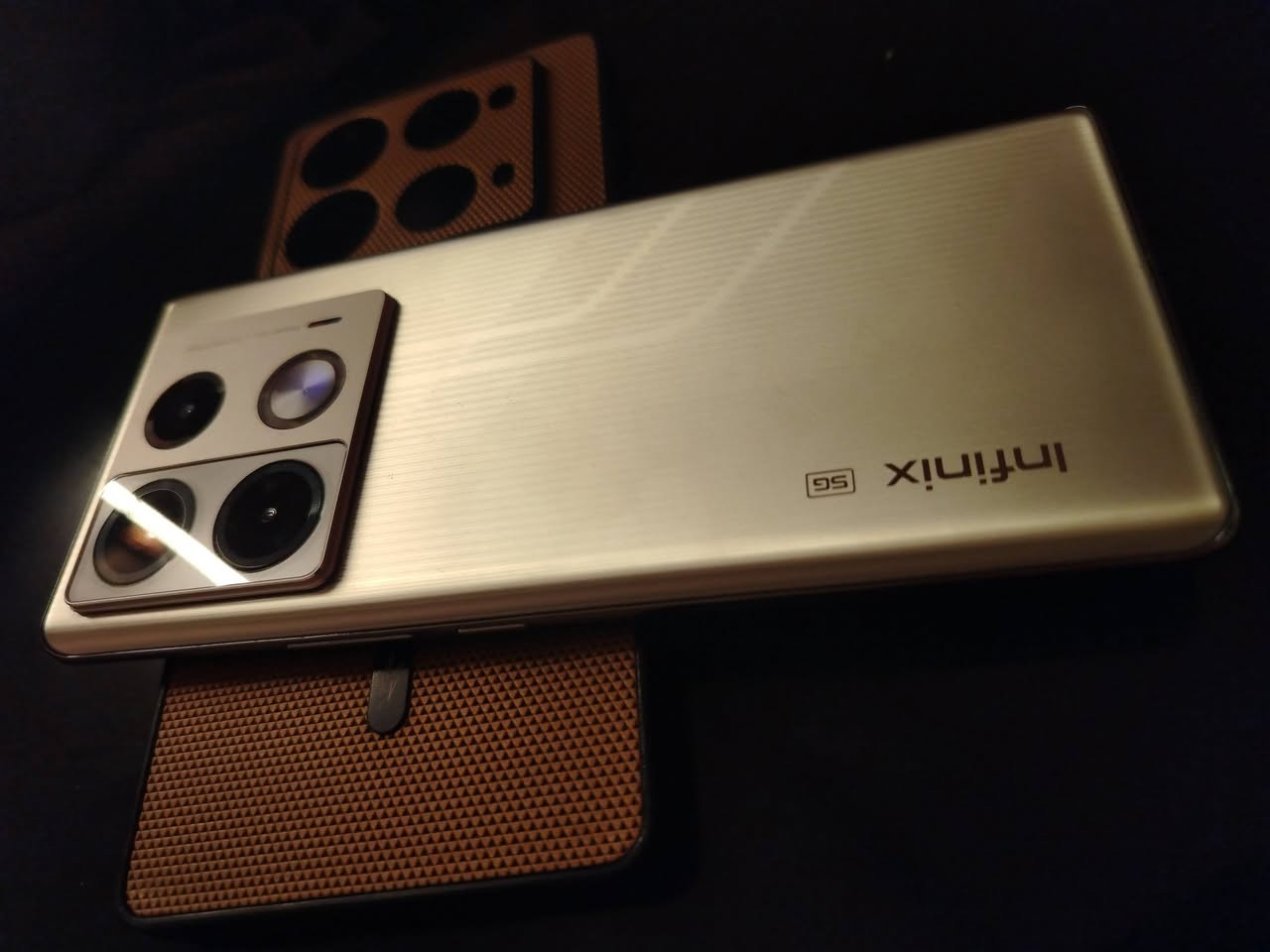 السلام عليكم هاتف للبيع رقم الهاتف ***********  السعر 195 قفل العنوان نجف غراضه كامله
📱 Infinix Note 40 Pro 5G
🔹 الشاشة:
AMOLED منحنية بحجم 6.78 إنج
دقة FHD+ مع معدل تحديث 120Hz
سطوع عالٍ وتجربة مشاهدة سلسة
🔹 المعالج:
MediaTek Dimensity 7020 (تقنية 6 نانومتر)
أداء ممتاز للاستخدام اليومي والألعاب
🔹 الذاكرة والتخزين:
12GB RAM (مع دعم الزيادة الافتراضية)
256GB ذاكرة داخلية
🔹 الكاميرات:
خلفية 108MP مع مثبت بصري OIS
أمامية 32MP لصور سيلفي واضحة
🔹 البطارية:
5000mAh
شحن سريع 45W
يدعم الشحن اللاسلكي MagCharge
🔹 الصوت:
سماعات ستيريو مزدوجة
مضبوطة من JBL
🔹 النظام:
Android 14
واجهة XOS 14
🔹 مميزات إضافية:
✔️ يدعم 5G
✔️ NFC
✔️ مستشعر بصمة داخل الشاشة
✔️ مقاومة رذاذ الماء والغبار IP53
