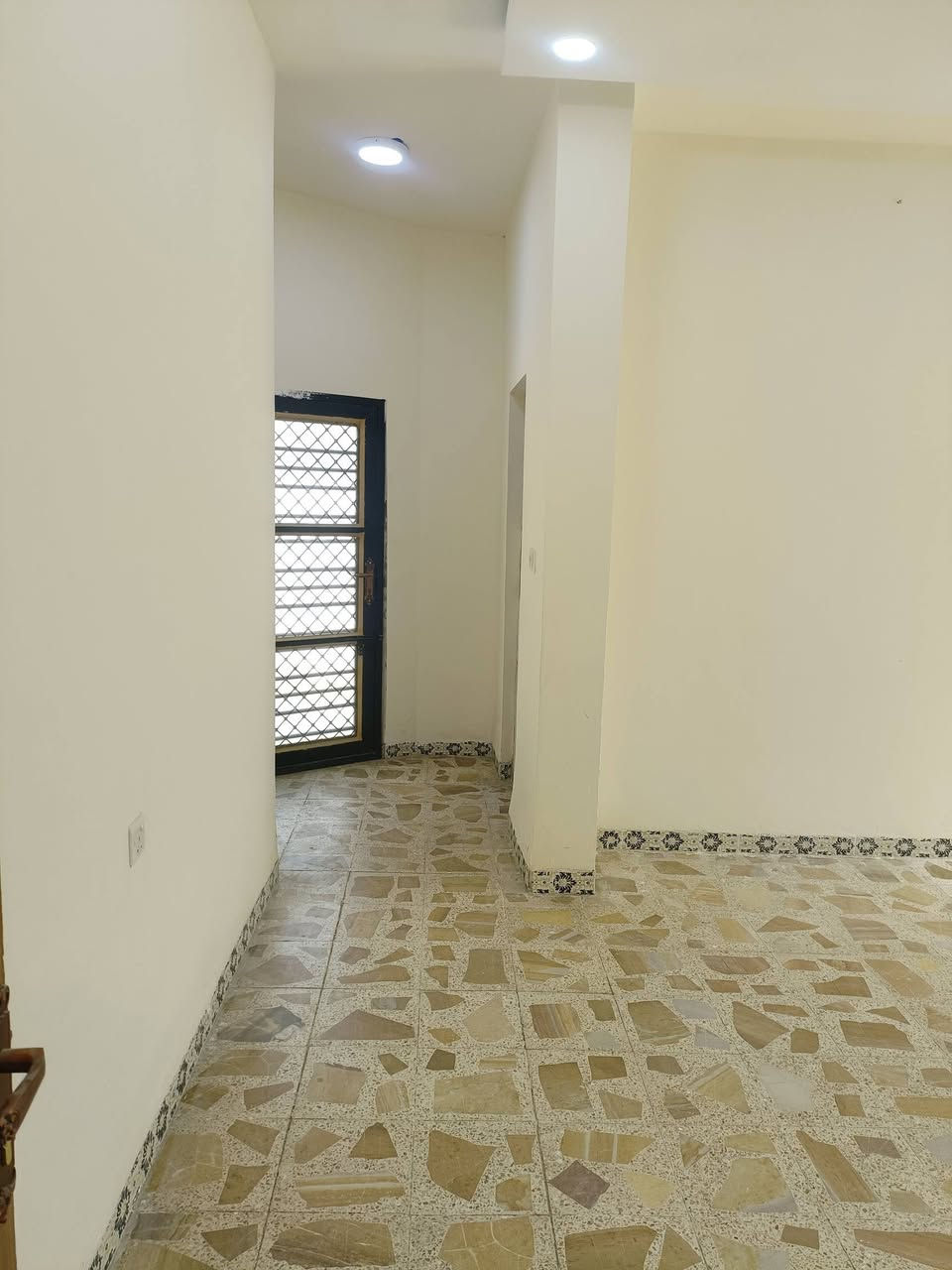 السلام عليكم يتوفر بيت للبيع ب قادسيه مجمع جبل علي قريب من شارع النجده النهريه بيت ركن مساحه 250متر مربع غرفتين جوه وحده فوك وبيتونه كامل مكمل تحويل مباشر السعر والتفاصيل اتصل ع صاحب البيت ***********
***********
