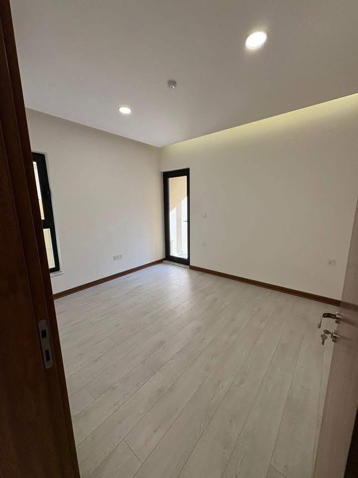 🏢 شقة للإيجار — بسعر مناسب جداً📍 مجمع الروان السكني / حي الحسين مجاور  كلية الرشيدإطلالة مباشرة على شارع مطار بغداد
🔹 الطابق: 5🔹 العمارةR6🔹 المساحة: 200 متر
تتكون الشقة من:✔️ 3 غرف نوم✔️ 3 حمامات✔️ استقبال داخلي + ضيوف
✨ مميزات الشقة:✔️ مطبخ إيطالي كامل ✔️ 5 سبالت✔️ منظومة غاز✔️ جاهزة للسكن

💰 الإيجار شهر بشهره 850$ 
📞 للاستفسار والتواصل:***********
