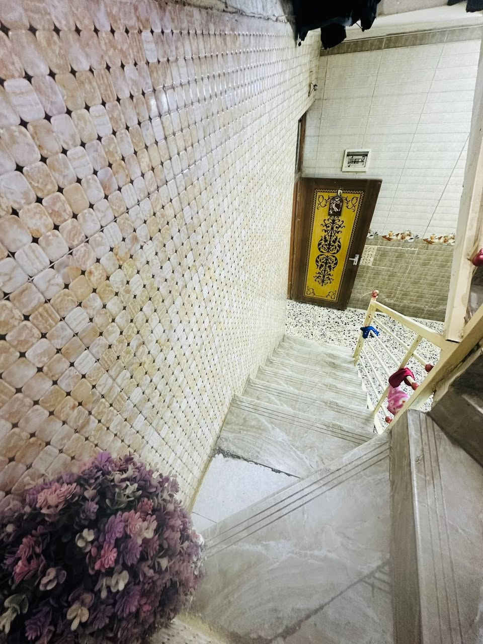 السلام عليكم بيت للبيع منطقة الدسيم بشارع العريض بناء جديد 2016 طابق ونص السعر 60 وبيه محال بسيط ‏ ‭٠٧٧١ ٧٨١ ٩٤٩1
