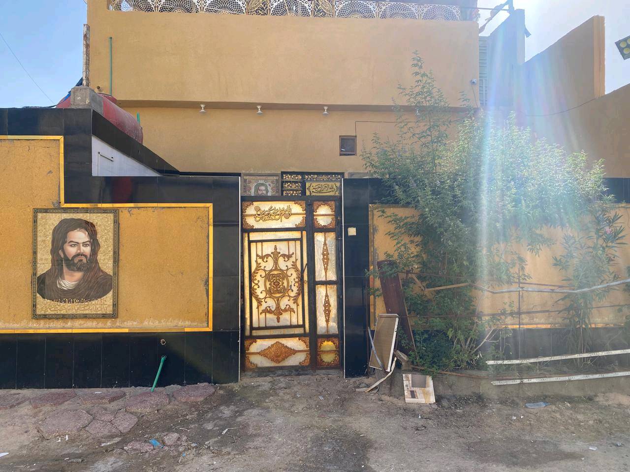 الفيروزيه شارع ١٦ 
طابو صرف زراعي المالك موجود 
المساحه ٢٧٥ على شارعين فرعيات
الطابق الأول غرفه وهول ومطبخ وصحيات 
الطابق الثاني ثلاث غرف وهول وصحيات 
ديوان او حسينية  مع طارمه ومخزن وصحيات خارجيه  بناء حديث 
السعر ١٨٠ مليون وبيه مجال ***********