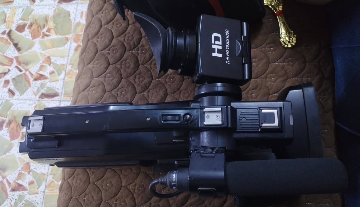 🎥✨ للبيع كاميرا احترافية
Sony HXR-MC2500 – صناعة يابانية 🇯🇵
كاميرا نظيفة جدًا بحالة ممتازة، مناسبة لتصوير الأعراس، البرامج، التقارير، والمناسبات الدينية والمسرحية.
🔹 المواصفات:
• دقة تصوير Full HD 1920×1080
• مستشعر Exmor R CMOS (أداء ممتاز في الإضاءة الضعيفة)
• عدسة Sony G Wide 26.8mm
• زوم بصري ×12 وزوم رقمي حتى ×200
• نظام تثبيت Optical SteadyShot
• مدخل مايك احترافي XLR
• تسجيل بصيغة AVCHD عالية الجودة
• شاشة OLED واضحة
• بطارية أصلية تدوم ساعات طويلة
• تدعم SD Card + ذاكرة داخلية
• Wi-Fi / NFC
📦 الكاميرا جاهزة للعمل فورًا
🎬 مثالية للتصوير الميداني والتغطيات الطويلة

____________
السعر ٥٠٠ الف قفل  
للاستفسار ***********
العنوان صلاح الدين قضاء بلد

