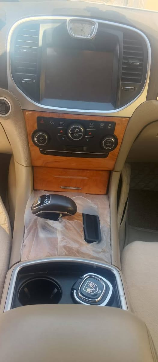 كلايسلر اوباما
الموديل 2013
الفئة خليجي 
المواصفات فول بانوراما داخل بيجي حساس امامي خلفي وباقي المواصفات معروفة
الرقم بغداد الرقم الجديد باسمي 
الضرر كفالة عامه ماعدا باب خلفي تقسيم فقط
كير جديد 
مكينه بيهه طاك گازگيت 
سيارة جاهزة من كلشي 
السعر 185وبيهه مجال 
مكان السيارة ميسان 
للستفسار *********** المجر الكعبي, ميسان

