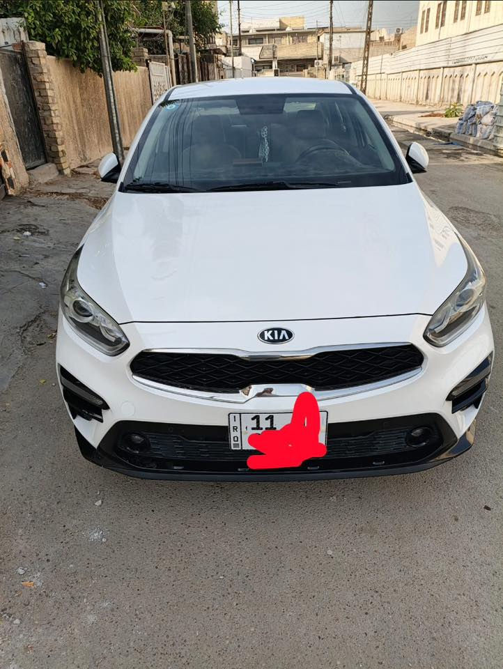 السلام عليكم 
كيا سيراتو خليحي باسمي رقم بغداد انكليزي موديل 19 فول مواصفات 
محرك 1600 مكفول وكير AT  مكفول قطعتين تبريد وبصمه وتشغيل عن بعد وحساسات اماميه وخلفيه وشاشه ومري شفط وثلاث انظمه قياده نظام ترحيب عند الاقتراب وشاشه اعطال وفتح صندوق عند الاقتراب سياره مفوله للاخير عدا بس ابو دراجه طاخ بين البابين من جهه السائق كما موضح بصوره ومصلحة سياره كامله ماناقصها شي . ماشيه 112 الف السعر 150 موجود سونار راسلني عل واتساب وادزه ***********
