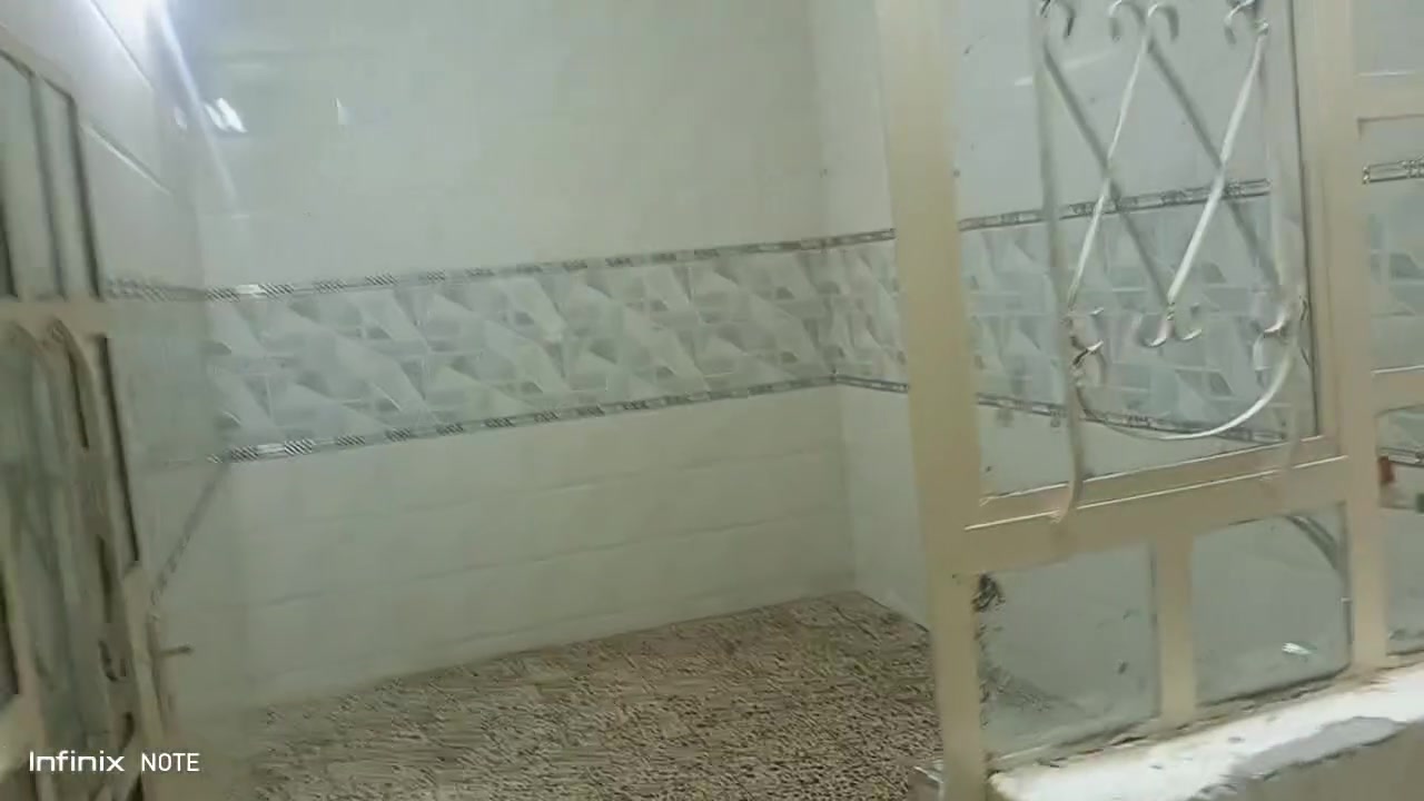 بيت في حي الفارس مع (محلات 3 ) مساحه129 للبيع
***********
